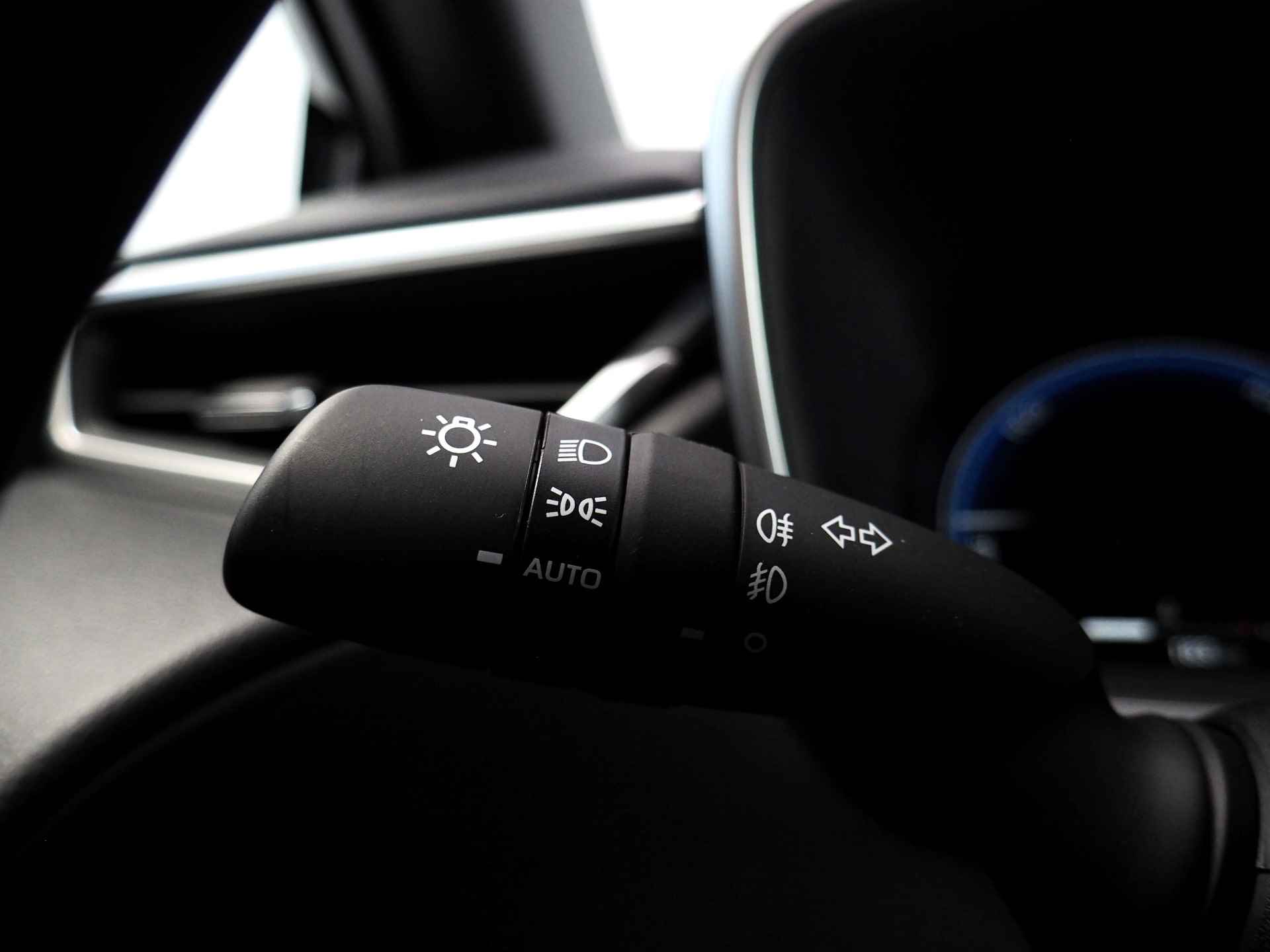 Toyota Corolla Cross 2.0 High Power Hybrid Style **NIEUW** | Dodehoekdetectie | Noodremfunctie (met stuurcorrectie) | Adaptive Cruise Control | Stuur- en Stoelverwarming | Apple CarPlay/ Android Auto | Voorruitverwarming | Achteruitrijcamera | Lane A - 33/43
