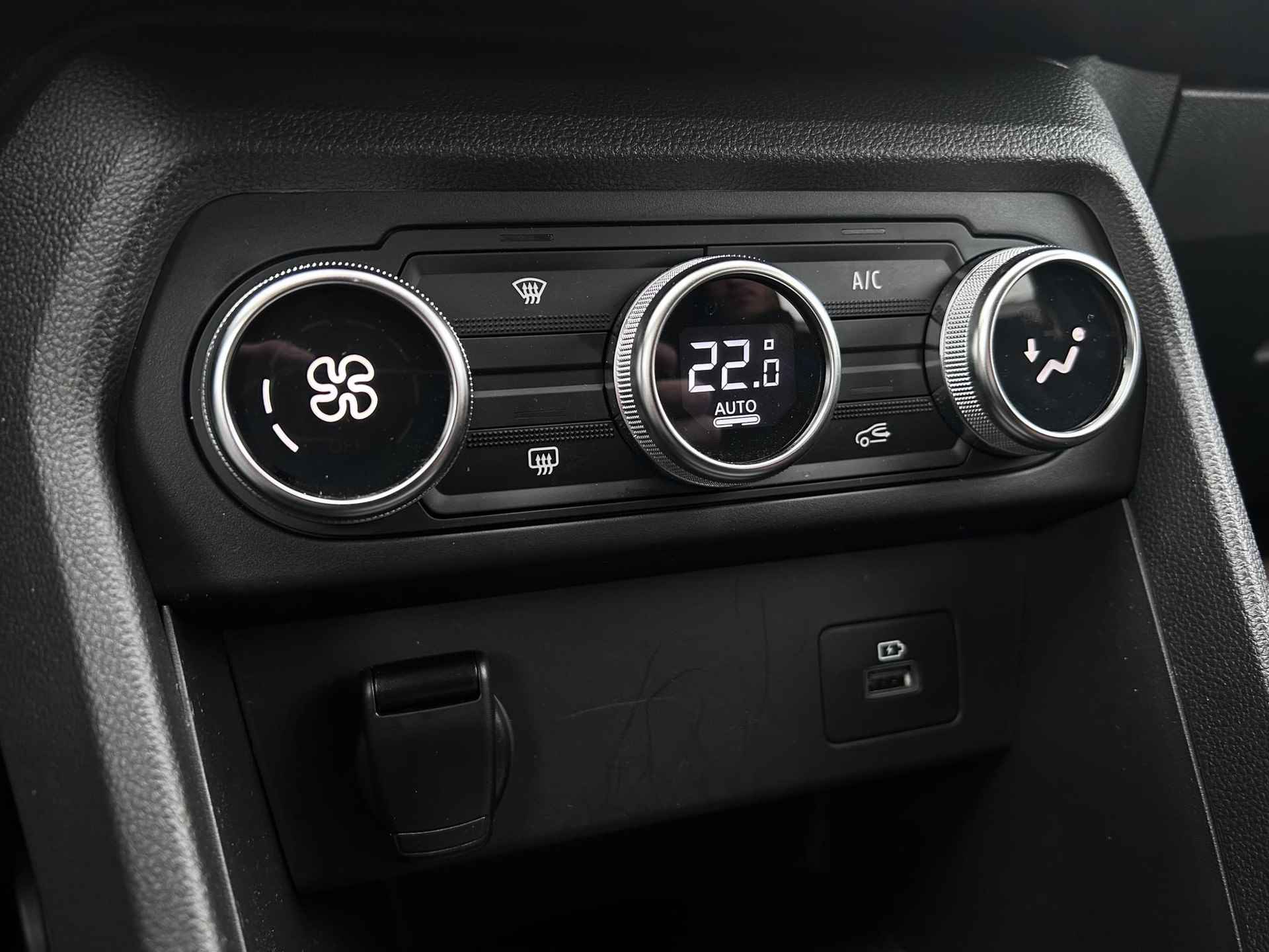 Dacia Jogger 1.0 TCe 100 Bi-Fuel Expression 5p. / Trekhaak / Eerste Eigenaar / Camera / Stoelverwarming / AppleCarplay & Android Auto / LPG / Cruise / Clima / Navigatie / DAB / Led / LMV / NAP / - 29/46