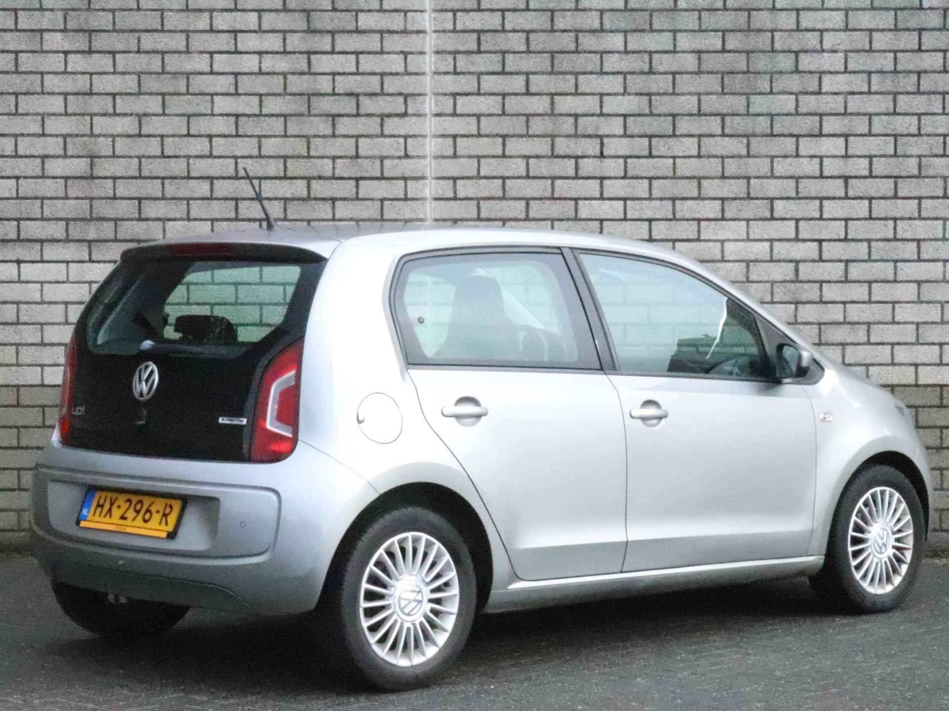 Volkswagen Up! 1.0 high up! BlueMotion | Parkeersensoren achter | Navigatie | Airco | - 3/28