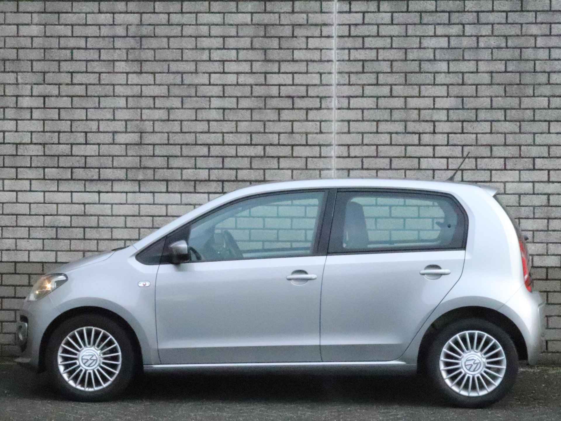 Volkswagen Up! 1.0 high up! BlueMotion | Parkeersensoren achter | Navigatie | Airco | - 13/28