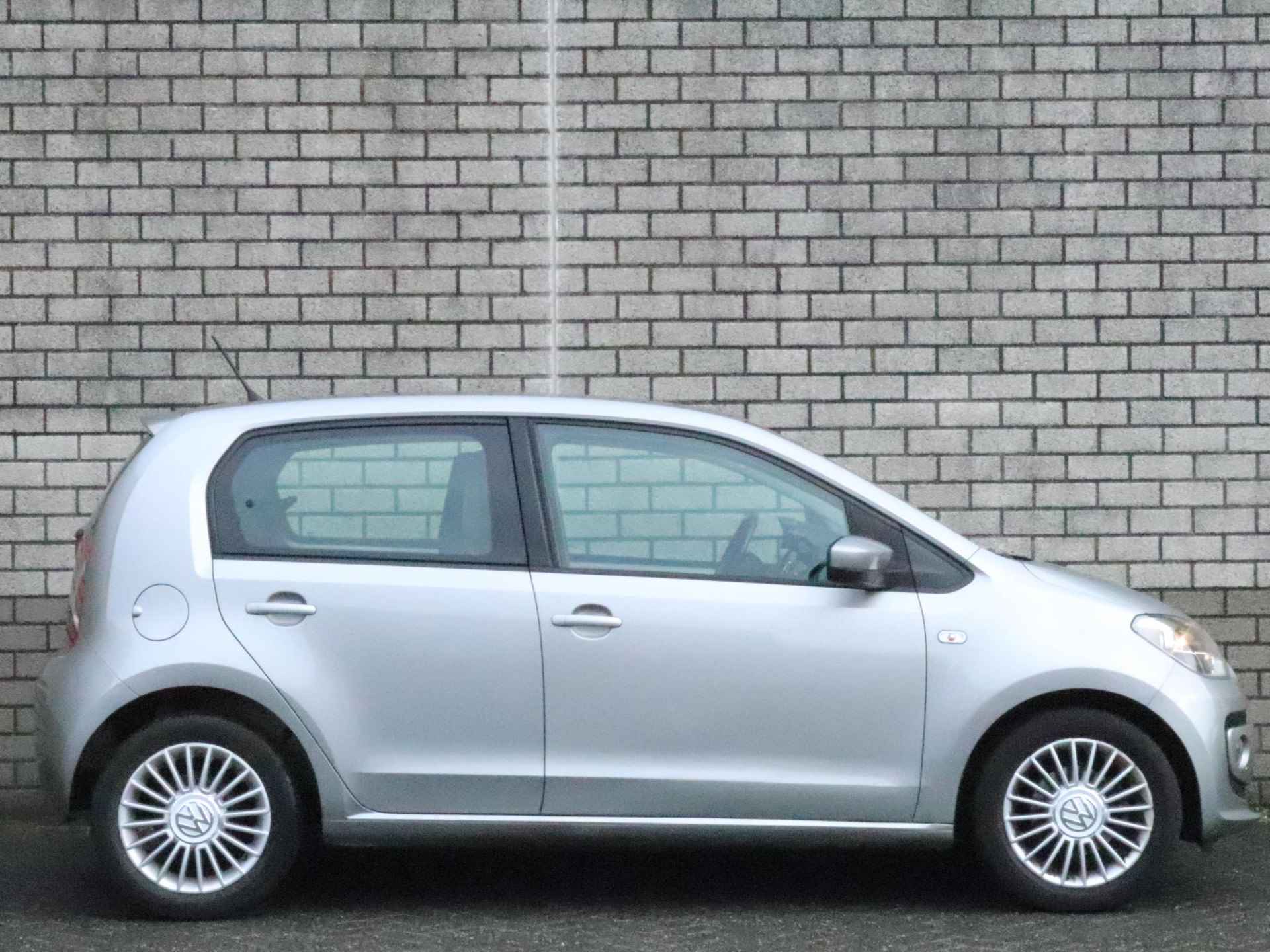 Volkswagen Up! 1.0 high up! BlueMotion | Parkeersensoren achter | Navigatie | Airco | - 14/28