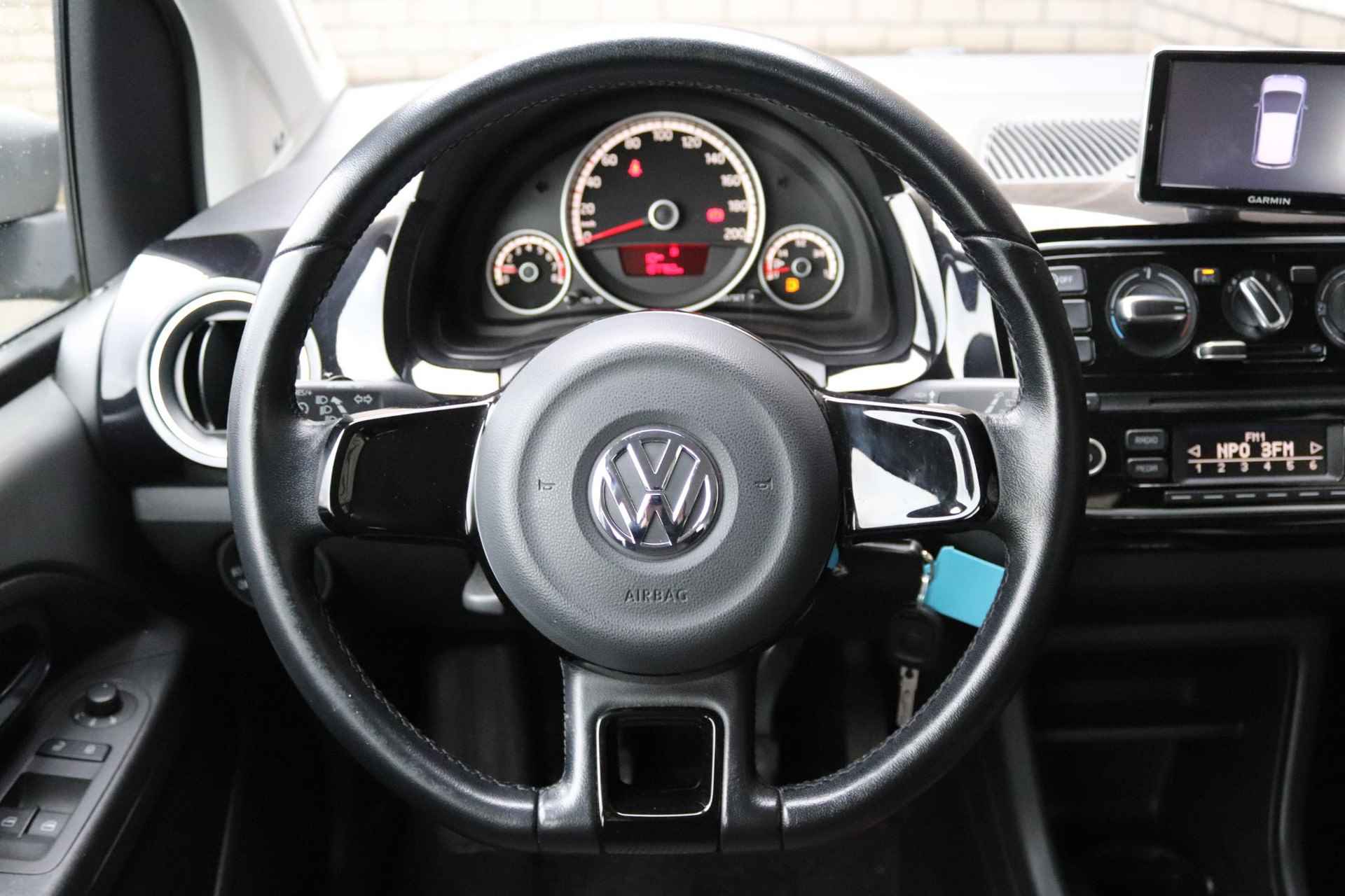 Volkswagen Up! 1.0 high up! BlueMotion | Parkeersensoren achter | Navigatie | Airco | - 18/28