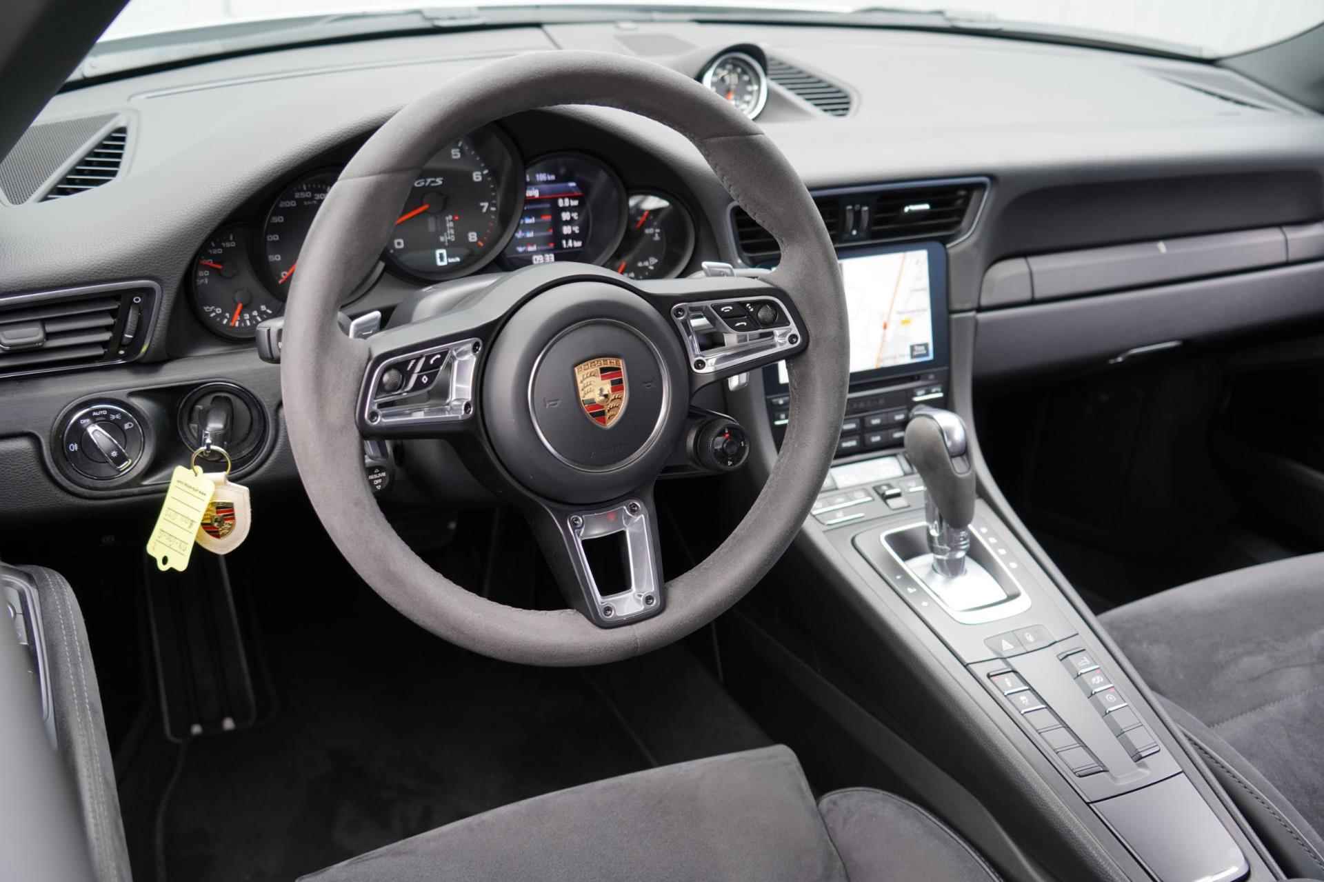 Porsche 911 3.0 Carrera GTS / 4wielbesturing / Sport Chrono / Sportuilaat / Dealer onderhouden / NL-Auto! - 11/43