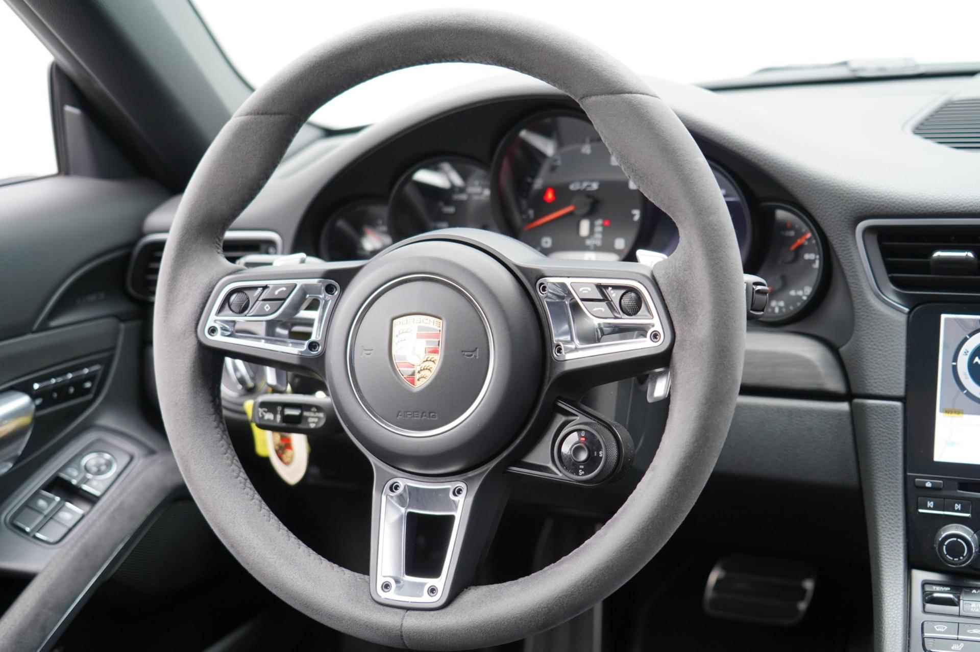 Porsche 911 3.0 Carrera GTS / 4wielbesturing / Sport Chrono / Sportuilaat / Dealer onderhouden / NL-Auto! - 17/43