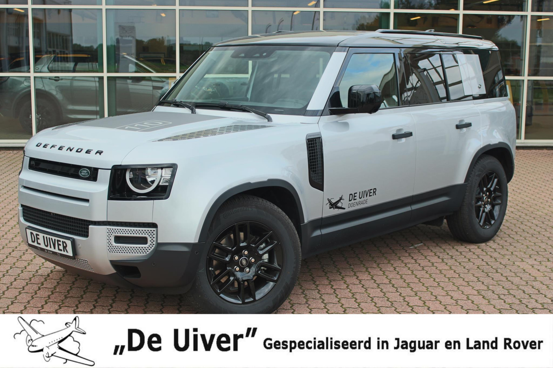 Land Rover Defender D240 110 S 7 Seater Nwp: € 129.487,- bij viaBOVAG.nl