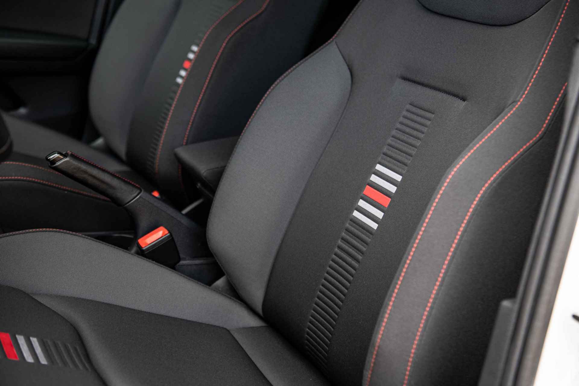 SEAT Ibiza 1.0 TSi 95 pk FR Business Intense | Camera | Navigatie | Parkeersensoren - 38/43