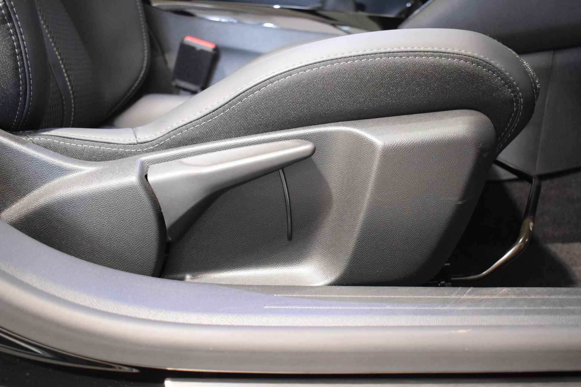 Peugeot 208 1.2 PureTech GT-line | 360-Camera | Parkeersensoren | Dodehoek detectie | Navigatie | Apple Carplay/Android auto | Lane keep assist | USB-aansluiting | Automatische regen/licht sensor | - 23/48