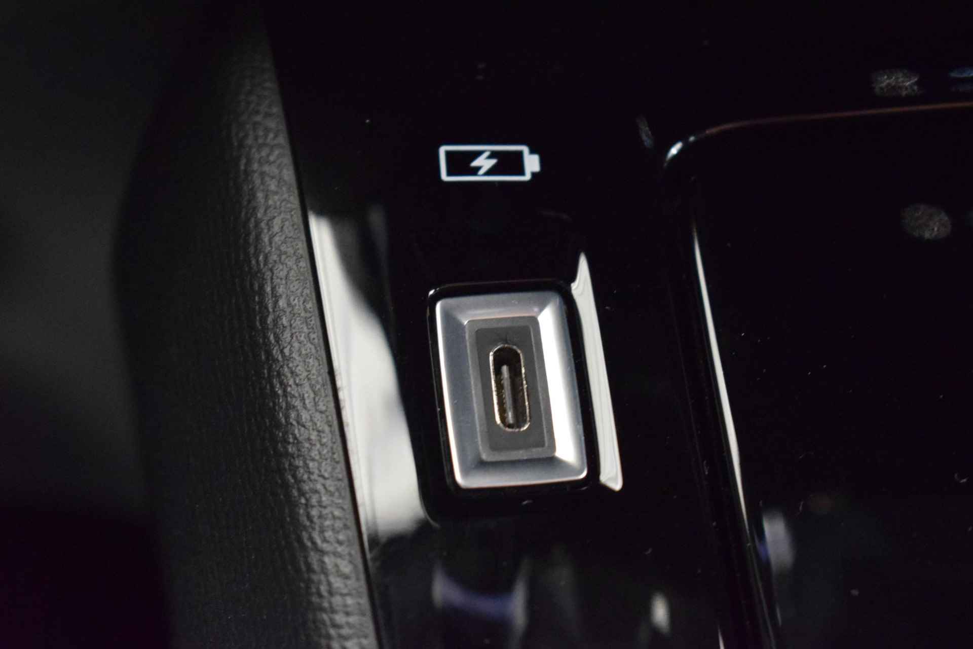 Peugeot 208 1.2 PureTech GT-line | 360-Camera | Parkeersensoren | Dodehoek detectie | Navigatie | Apple Carplay/Android auto | Lane keep assist | USB-aansluiting | Automatische regen/licht sensor | - 36/48