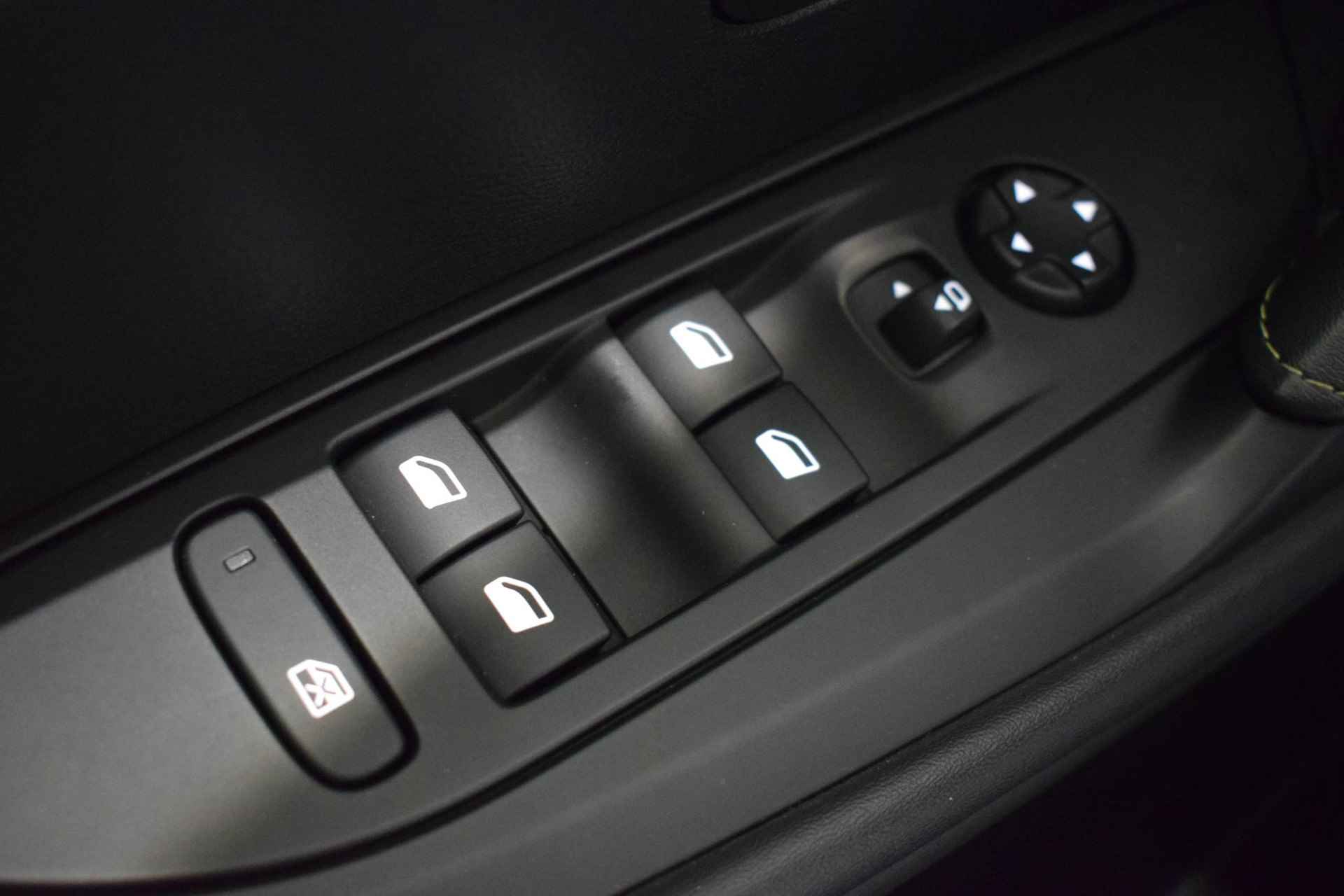 Peugeot 208 1.2 PureTech GT-line | 360-Camera | Parkeersensoren | Dodehoek detectie | Navigatie | Apple Carplay/Android auto | Lane keep assist | USB-aansluiting | Automatische regen/licht sensor | - 45/48