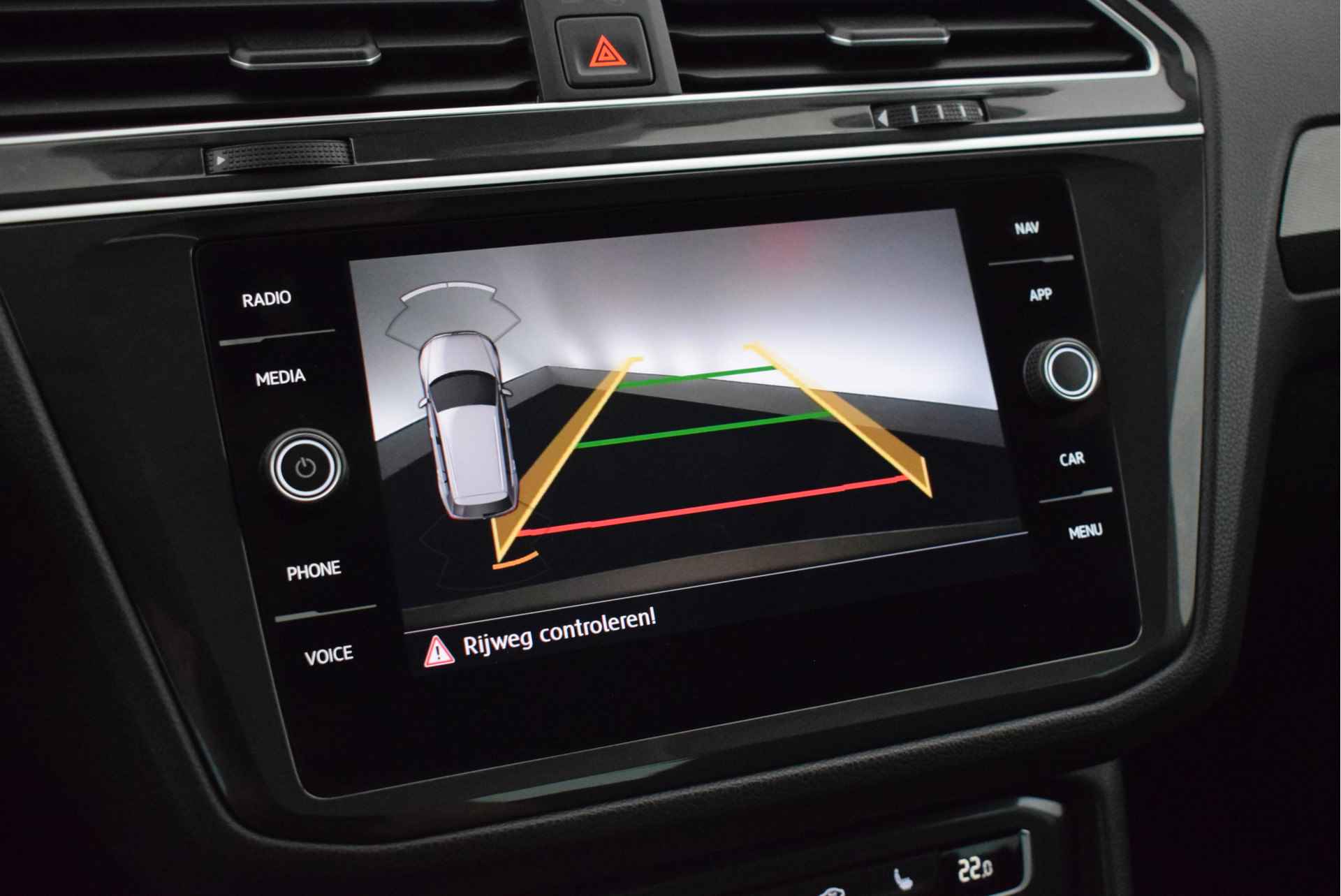 Volkswagen Tiguan 1.5 TSI 150pk DSG ACT Highline Trekhaak Camera Panoramadak Stoelverwarming Navigatie - 17/52