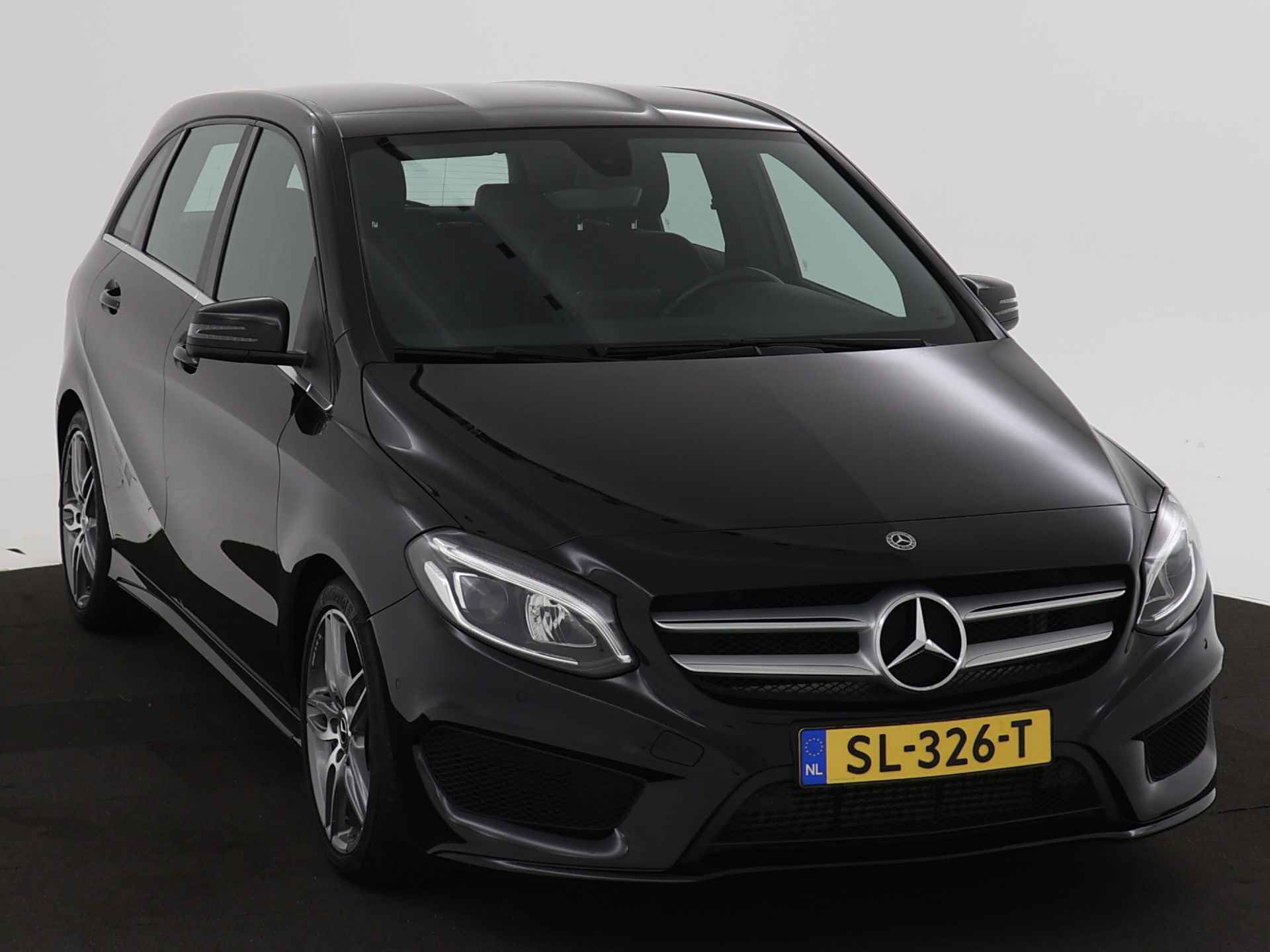 Mercedes-Benz B-Klasse 180 Business Solution AMG | Stoelverwarming | Parkeerpakket met Camera | LED Verlichting | Navigatie | Cruise Controle | - 30/45