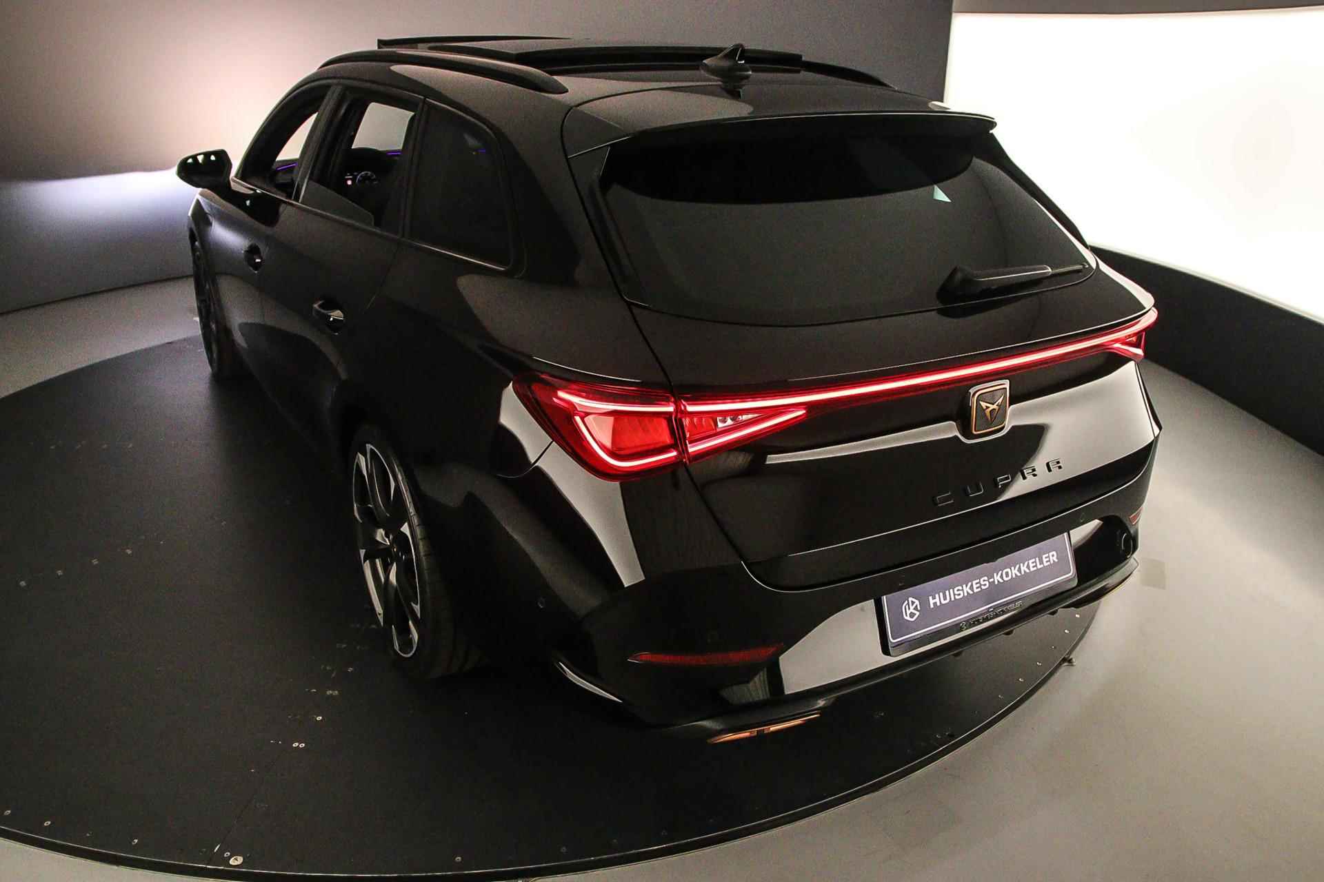 CUPRA Leon Sportstourer VZ Performance Limited 1.4 TSI e-Hybrid 245pk DSG Automaat Panoramadak, Adaptive cruise control, Elektrische achterklep, Navigatie, Achteruitrijcamera, Stoelverwarming, LED verlichting, Stuurwiel verwarmd, Parkeersensoren - 39/47