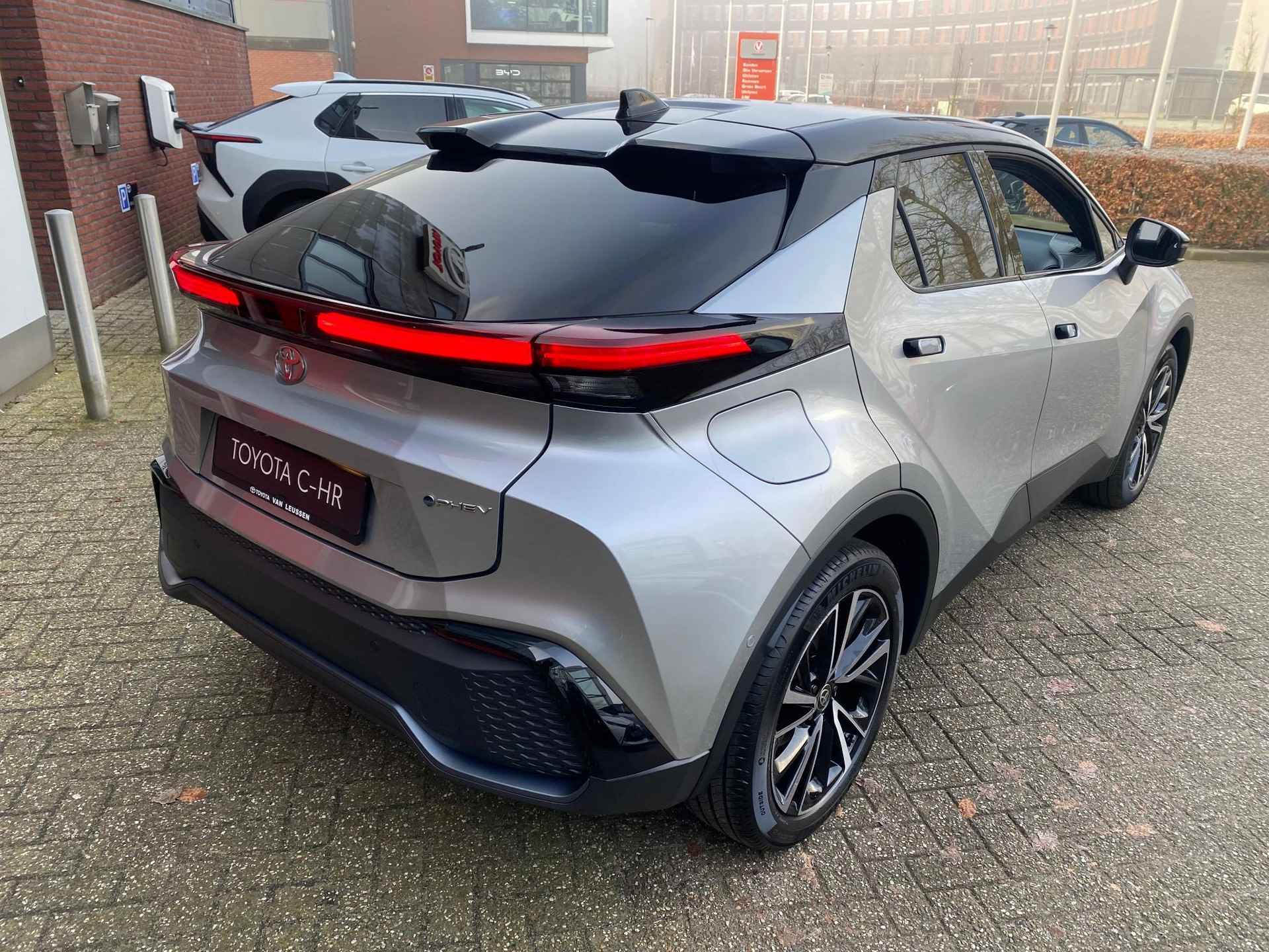 Toyota C-HR 2.0 Plug-in Hybrid 220 Executive NIEUW DIRECT LEVERBAAR HEAD-UP JBL-AUDIO ELEK-STOEL + GEHEUGEN PANODAK KEYLESS PARK-SENSOREN - 10/34