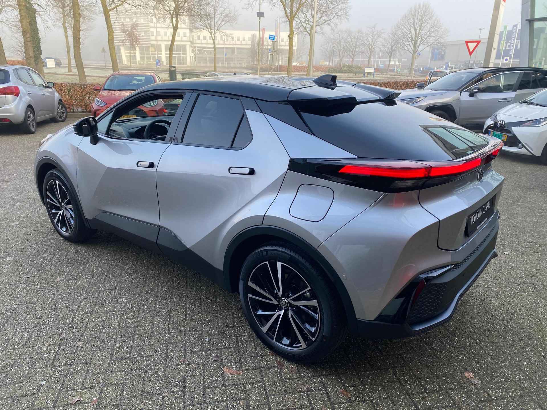 Toyota C-HR 2.0 Plug-in Hybrid 220 Executive NIEUW DIRECT LEVERBAAR HEAD-UP JBL-AUDIO ELEK-STOEL + GEHEUGEN PANODAK KEYLESS PARK-SENSOREN - 11/34