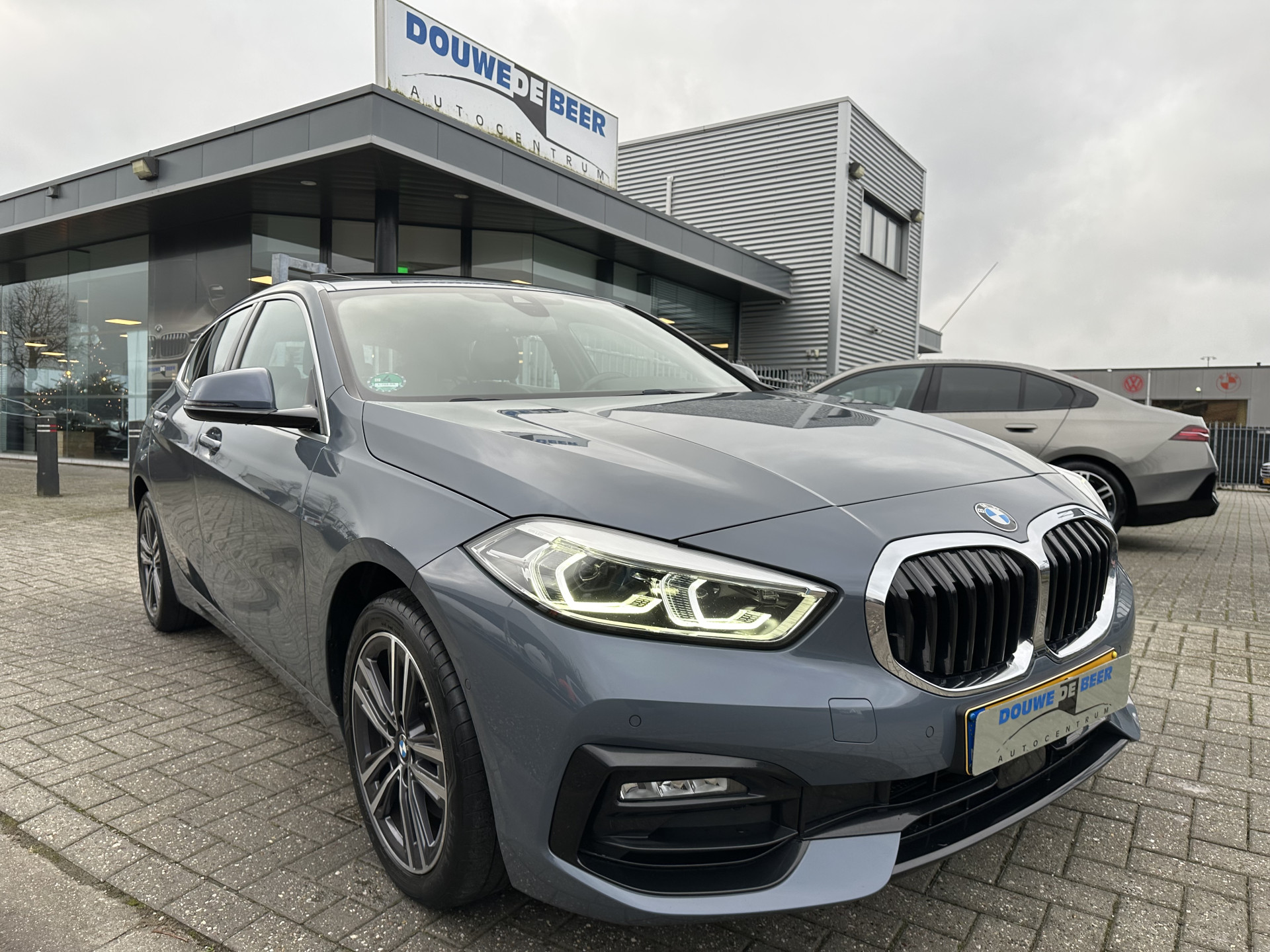 BMW 1-serie 118i Sport line aut Pano-Dak | Camera | Harman Kardon | Stoel en Stuurverw. | Elekt. Klep |