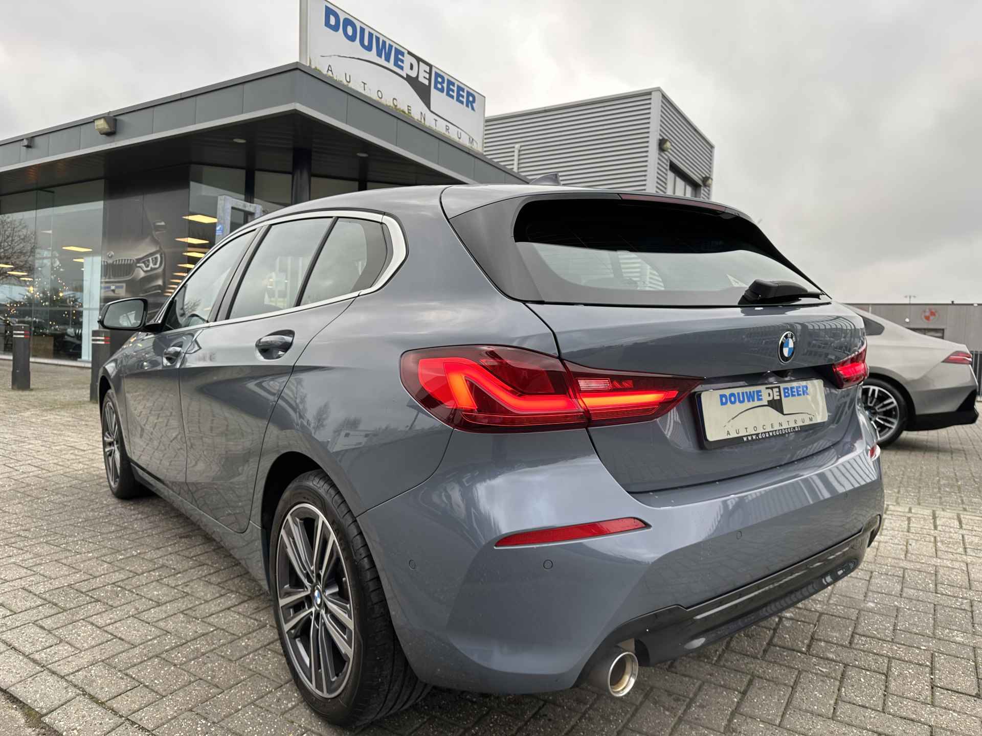 BMW 1-serie 118i Sport line aut Pano-Dak | Camera | Harman Kardon | Stoel en Stuurverw. | Elekt. Klep | - 2/34