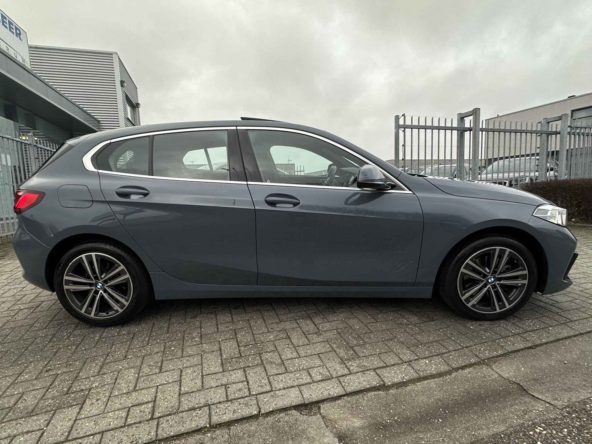 BMW 1-serie 118i Sport line aut Pano-Dak | Camera | Harman Kardon | Stoel en Stuurverw. | Elekt. Klep | - 5/34