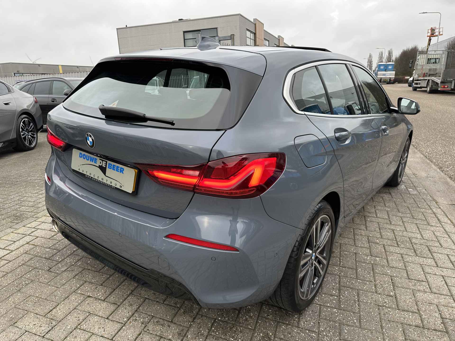 BMW 1-serie 118i Sport line aut Pano-Dak | Camera | Harman Kardon | Stoel en Stuurverw. | Elekt. Klep | - 6/34