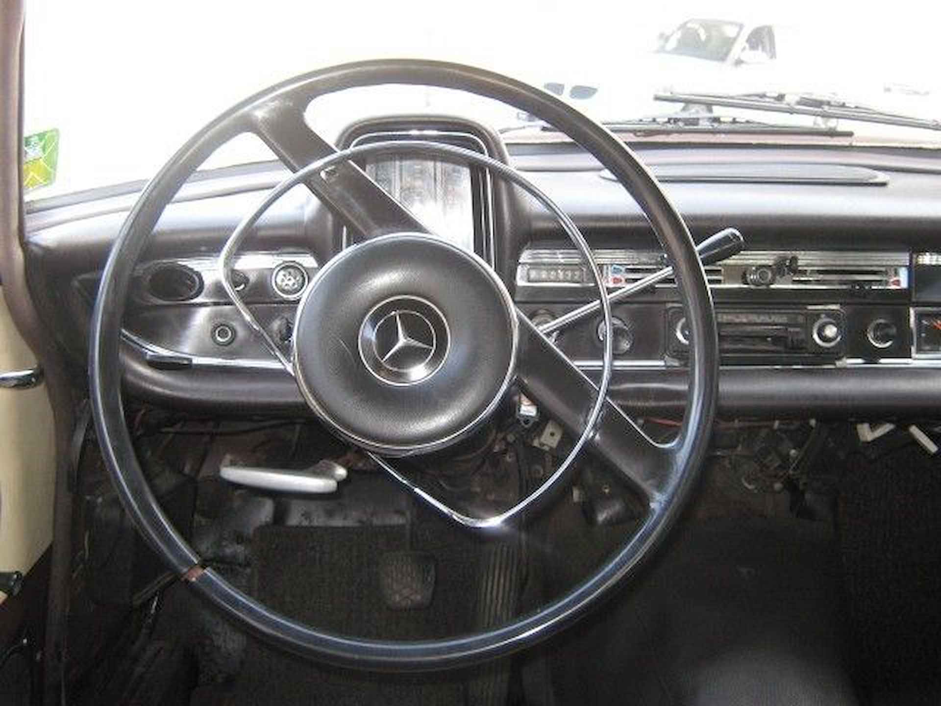 Mercedes-Benz 190 Automaat 190 D Staat in de Krim - 10/11