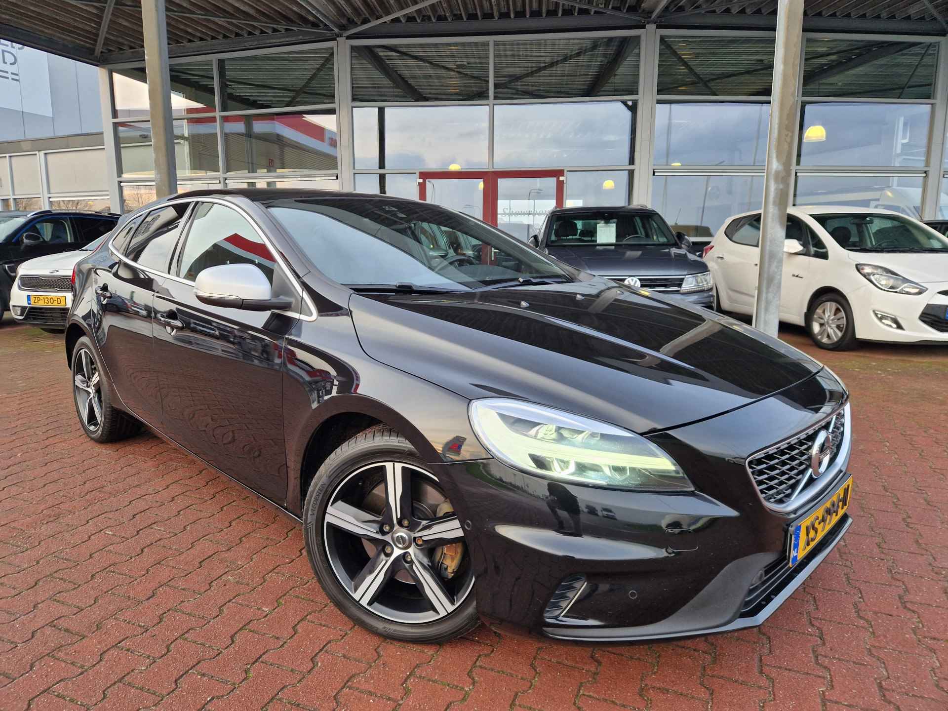 Volvo V40 1.5 T3 Polar+ Sport 12 MND BOVAG GAR | NAVI | TREKHAAK | PANO | STOELVERW | CAMERA | LMV 17" - 2/40