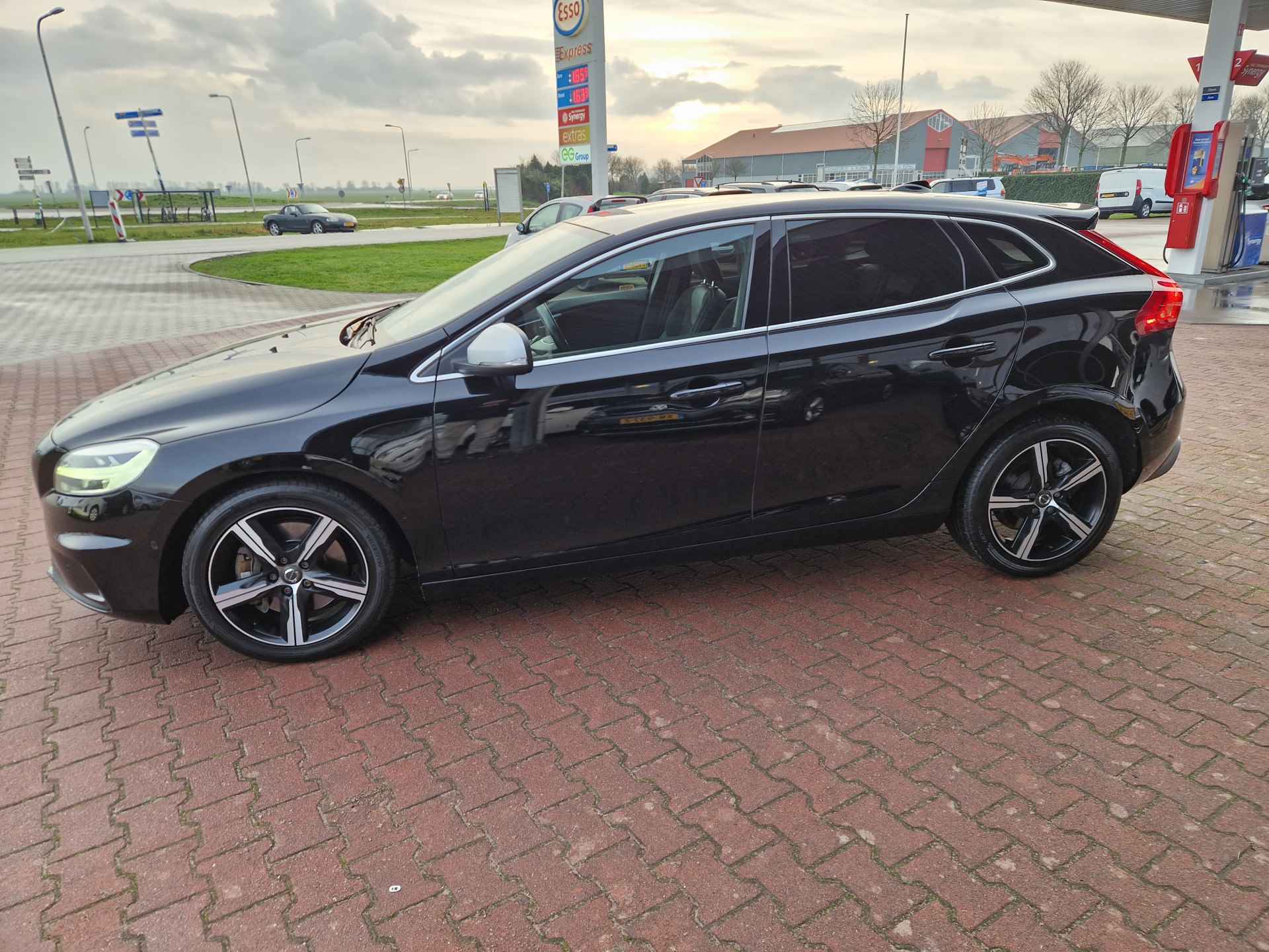 Volvo V40 1.5 T3 Polar+ Sport 12 MND BOVAG GAR | NAVI | TREKHAAK | PANO | STOELVERW | CAMERA | LMV 17" - 3/40