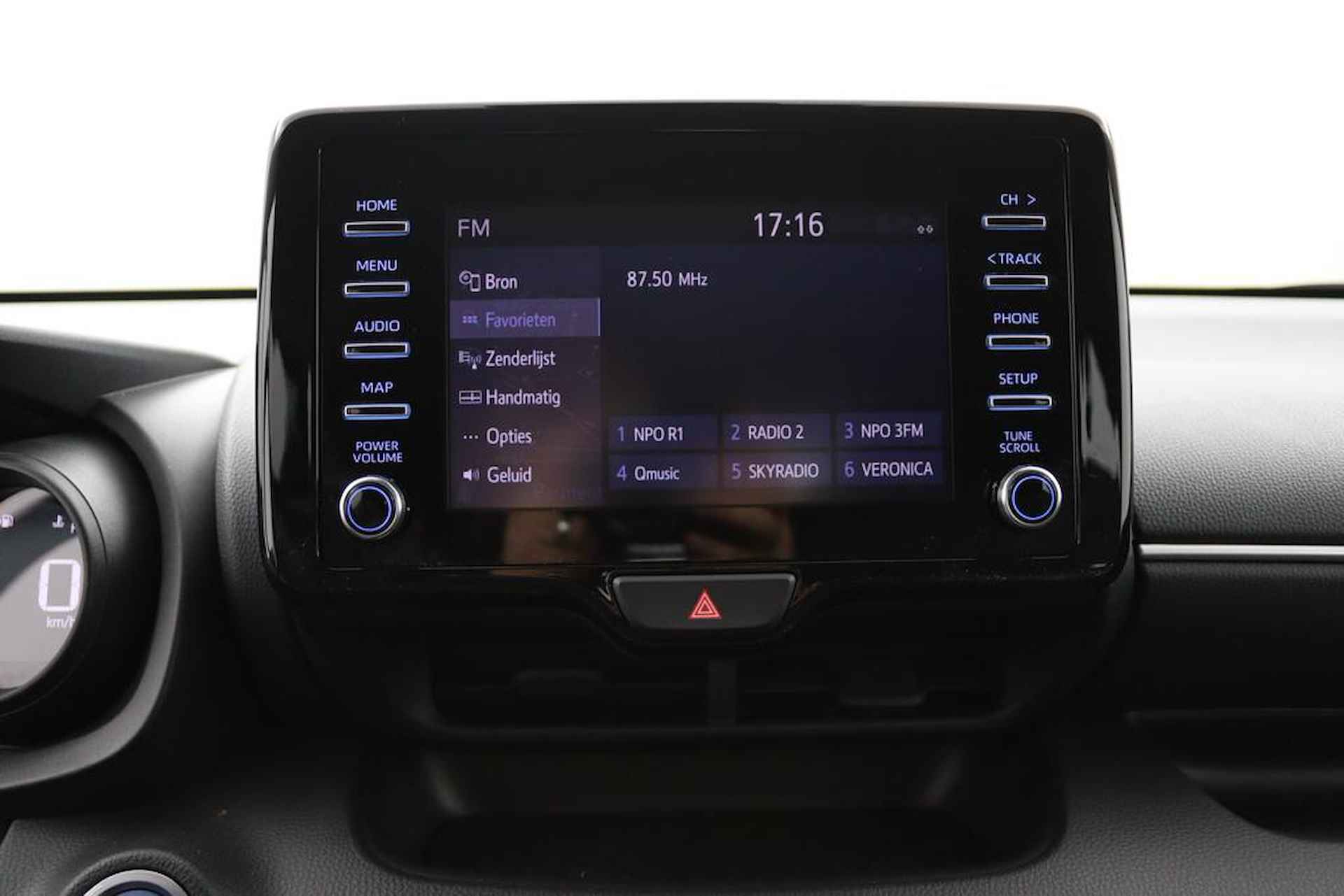 Toyota Yaris 1.5 Hybrid First Edition | Trekhaak Afneembaar | Navigatie | Led Verlichting | Keyless Entry | - 16/46