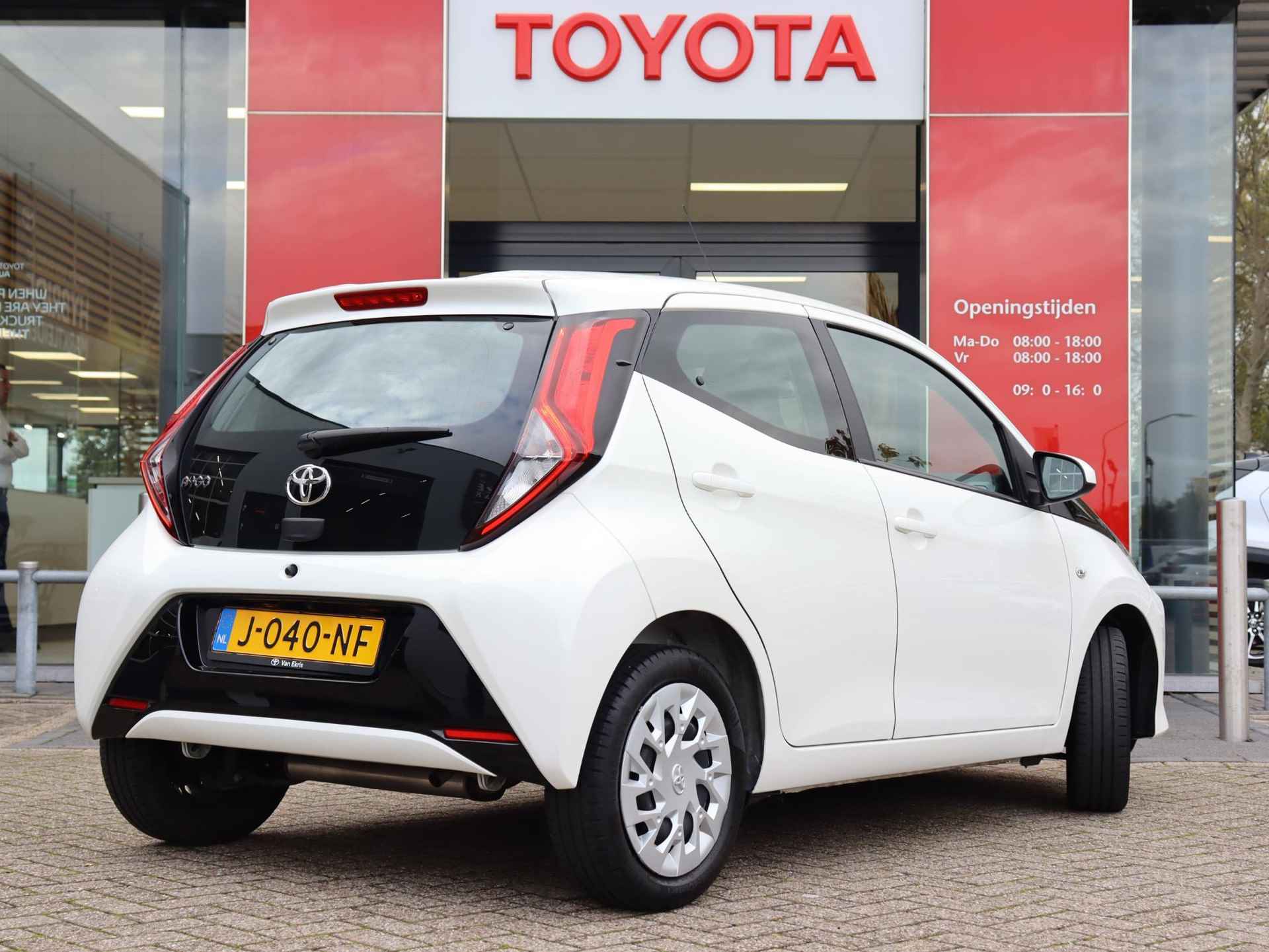 Toyota Aygo 1.0 VVT-i X-Play Automaat, Airco, Apple Carplay / Android Auto,  Bluetooth, Camera, Dealer onderhouden! - 4/33