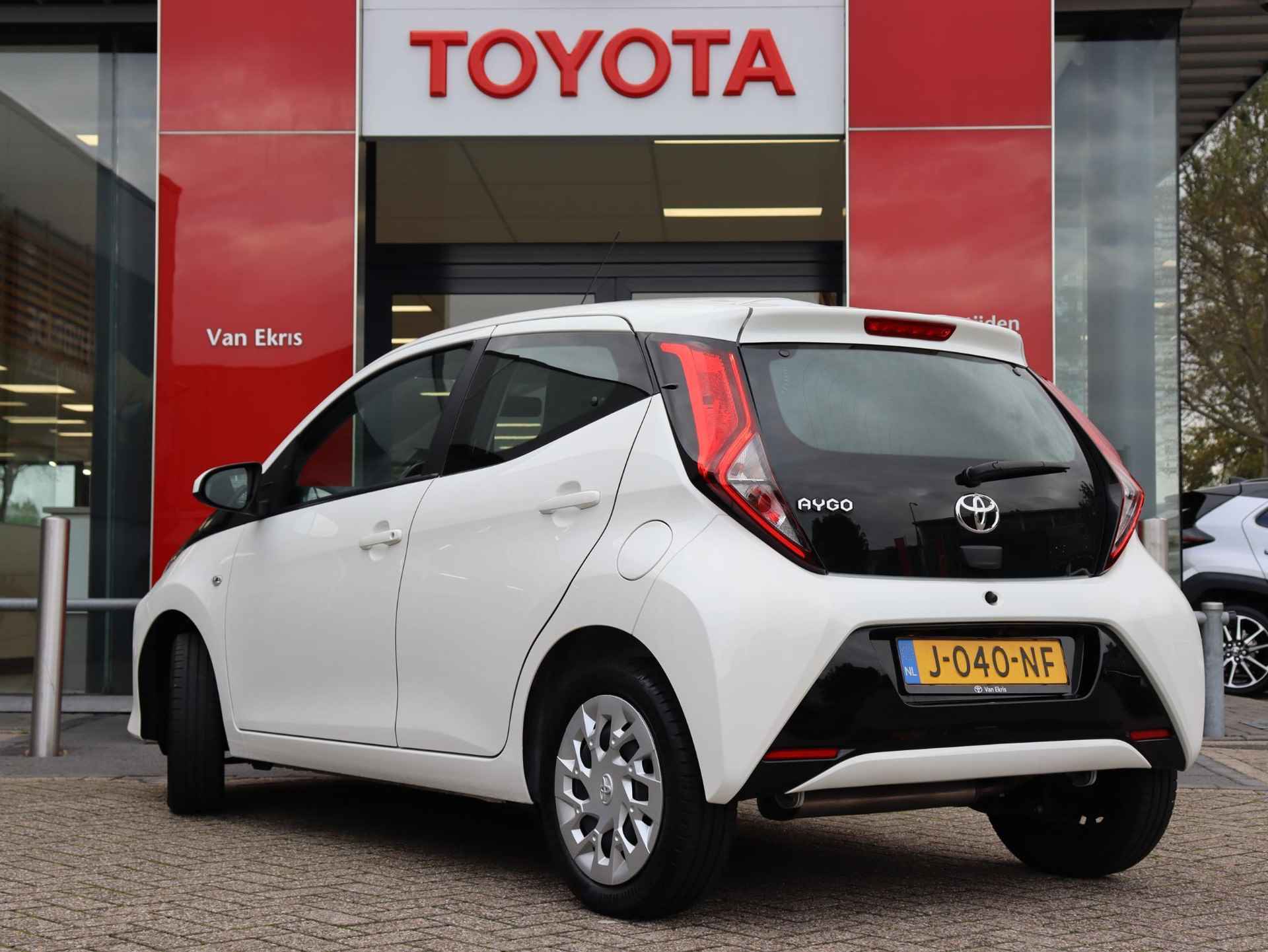 Toyota Aygo 1.0 VVT-i X-Play Automaat, Airco, Apple Carplay / Android Auto,  Bluetooth, Camera, Dealer onderhouden! - 5/33