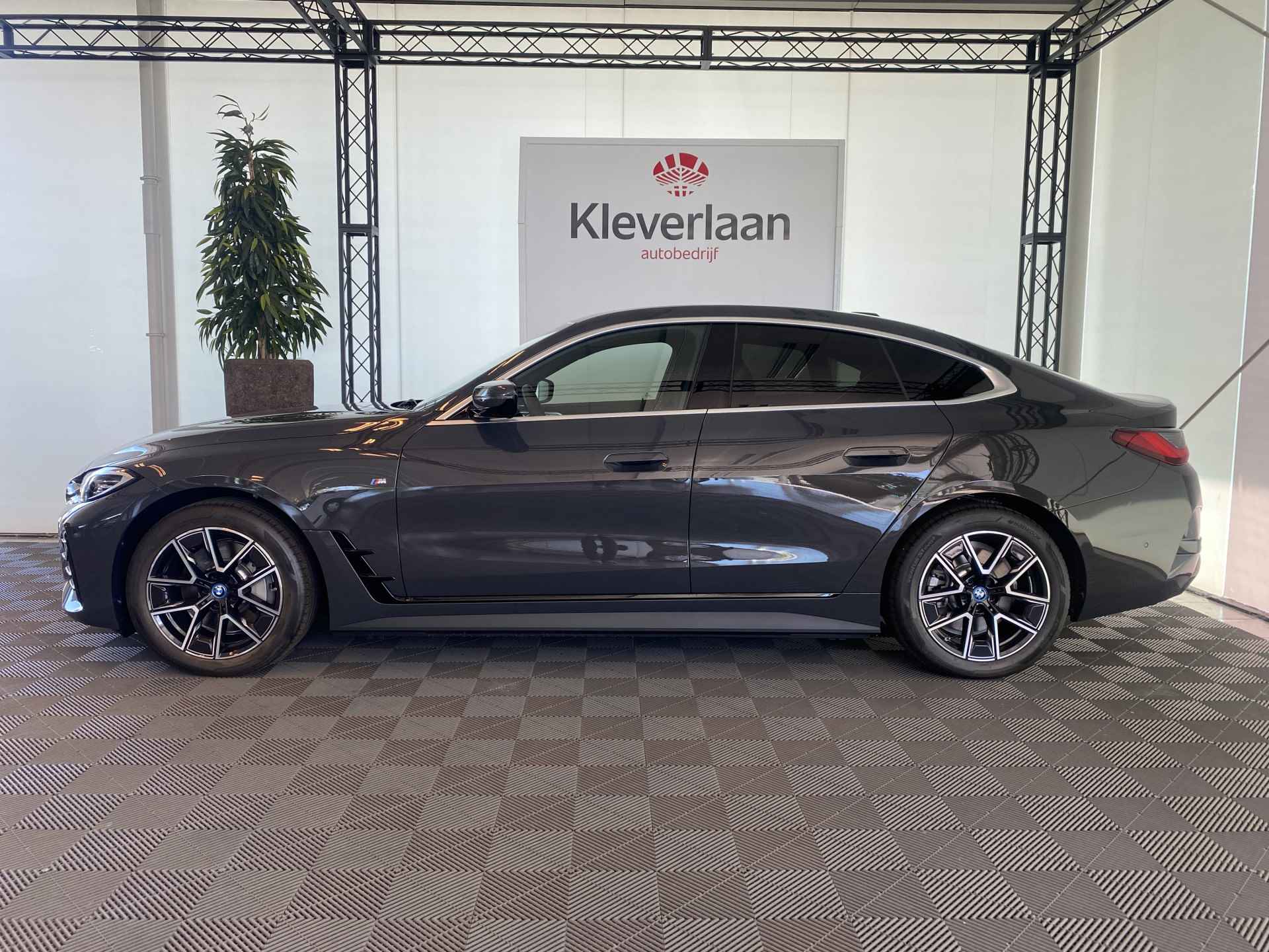 BMW i4 eDrive40 84 kWh | NIEUW!! |  M-sport |  | Elektrisch schuif-/kanteldak |  210kW Laden | - 4/45