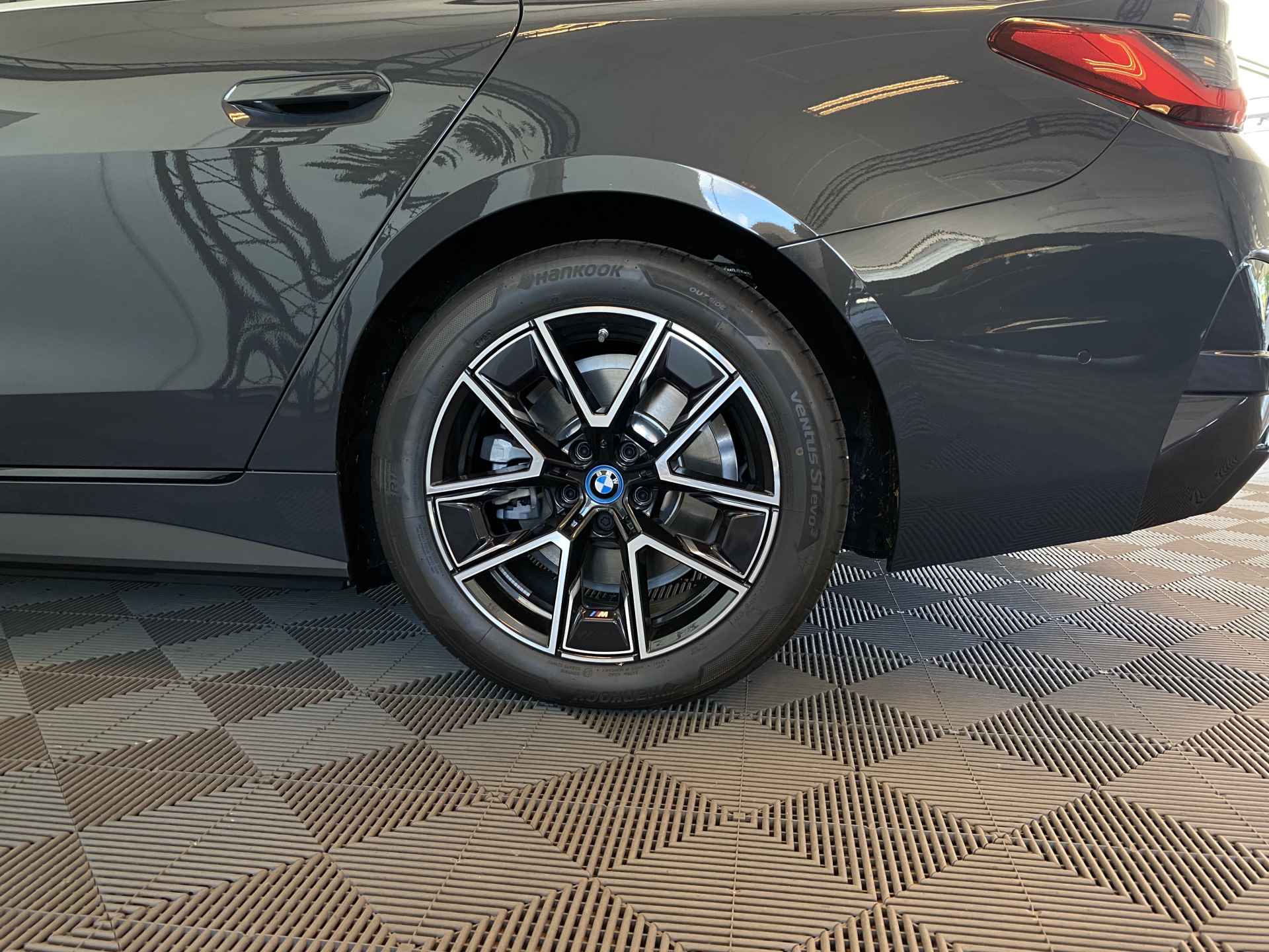 BMW i4 eDrive40 84 kWh | NIEUW!! |  M-sport |  | Elektrisch schuif-/kanteldak |  210kW Laden | - 39/44