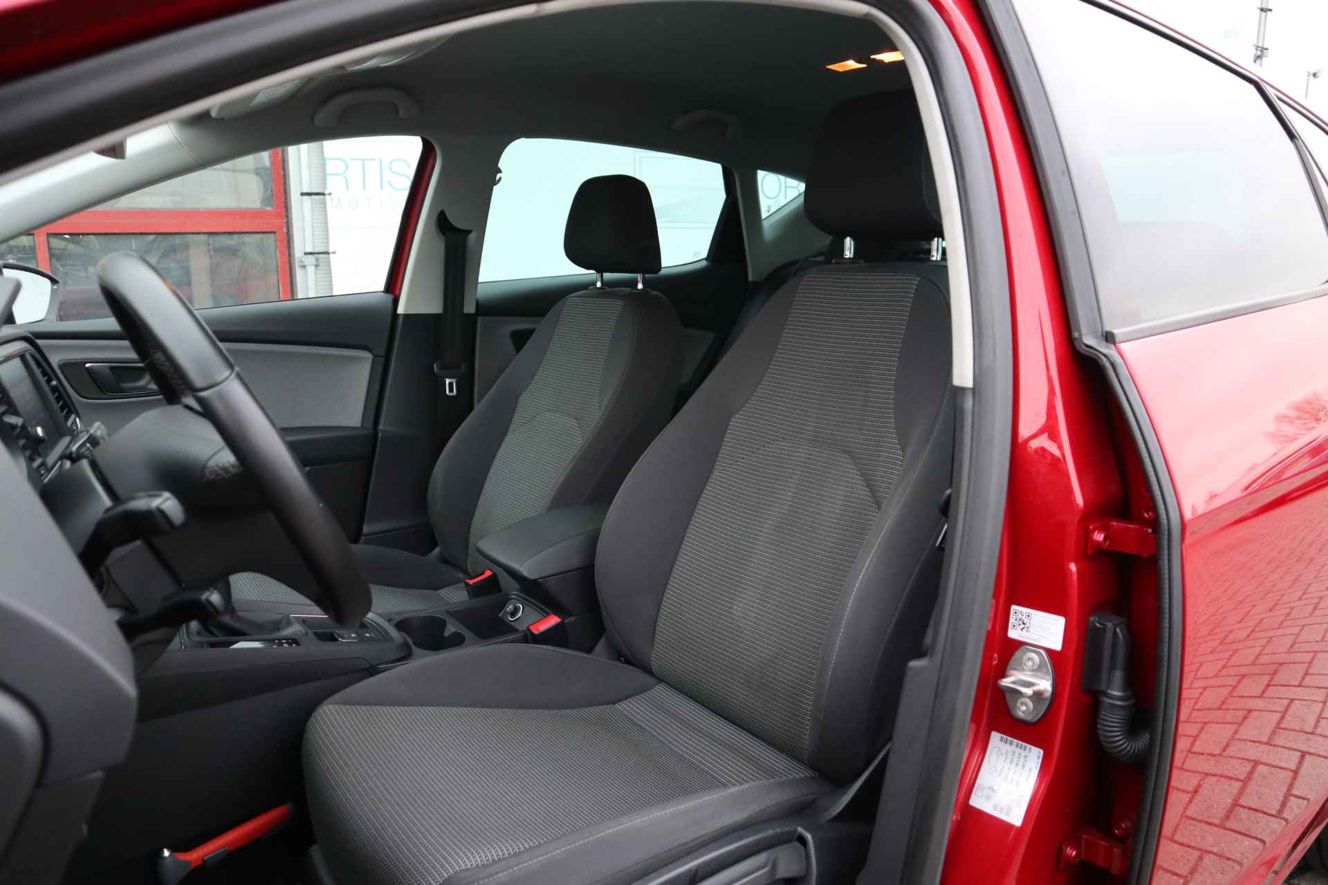 SEAT Leon 1.0 EcoTSI Style Business Intense NL Auto! Automaat! Camera/ Carplay/ ECC/ Cruise/ LMV/ - 5/31