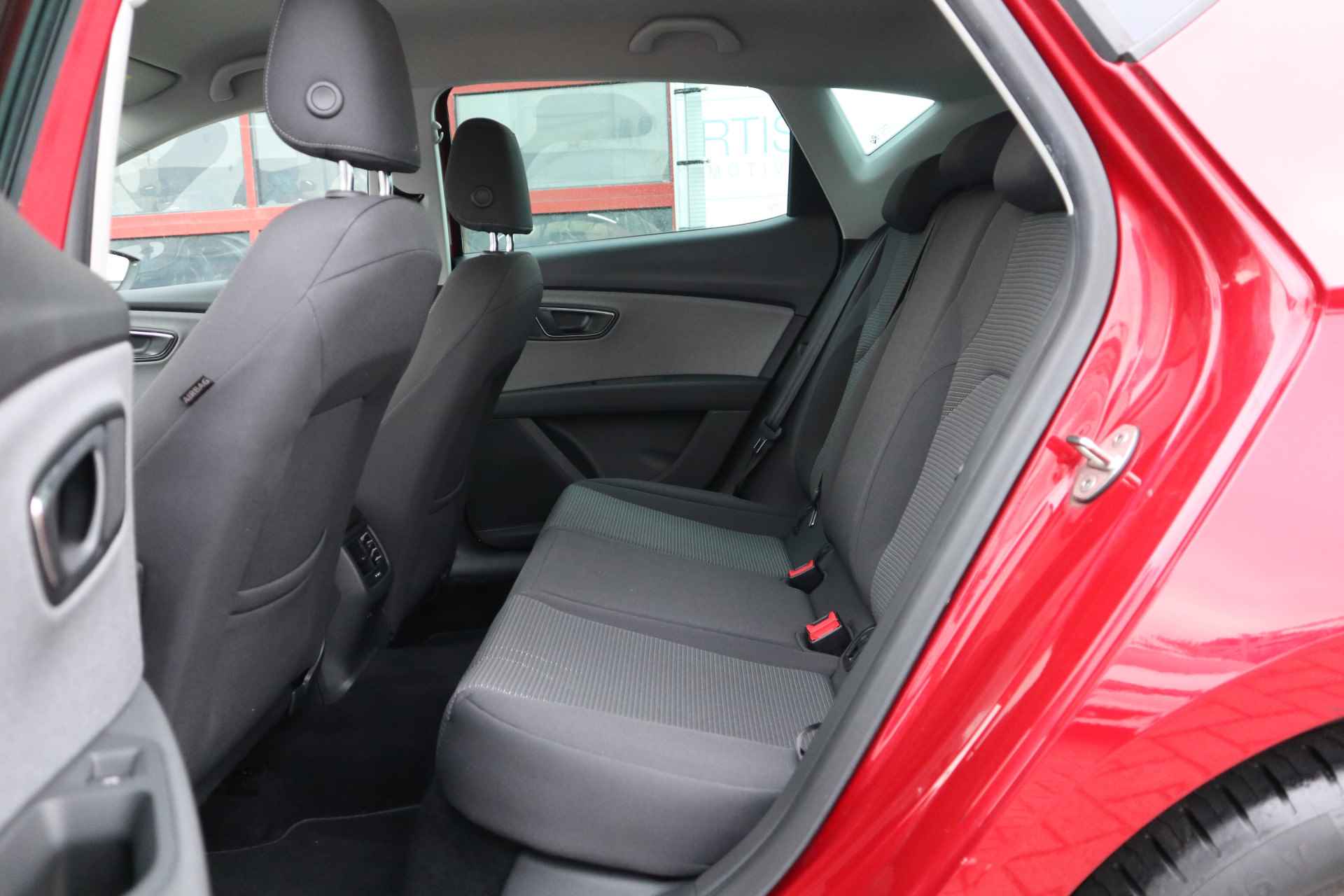 SEAT Leon 1.0 EcoTSI Style Business Intense NL Auto! Automaat! Camera/ Carplay/ ECC/ Cruise/ LMV/ - 6/31