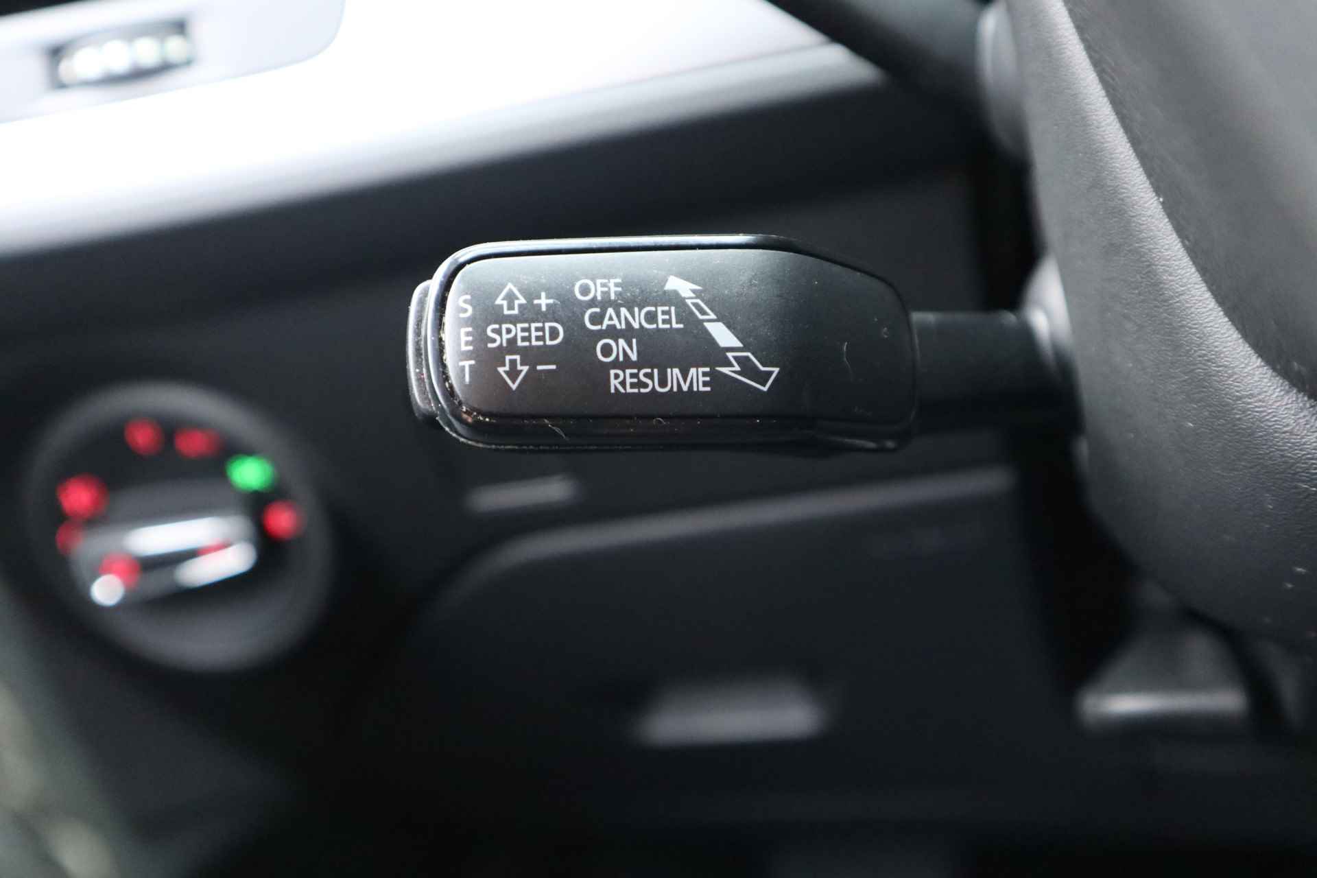 SEAT Leon 1.0 EcoTSI Style Business Intense NL Auto! Automaat! Camera/ Carplay/ ECC/ Cruise/ LMV/ - 10/31