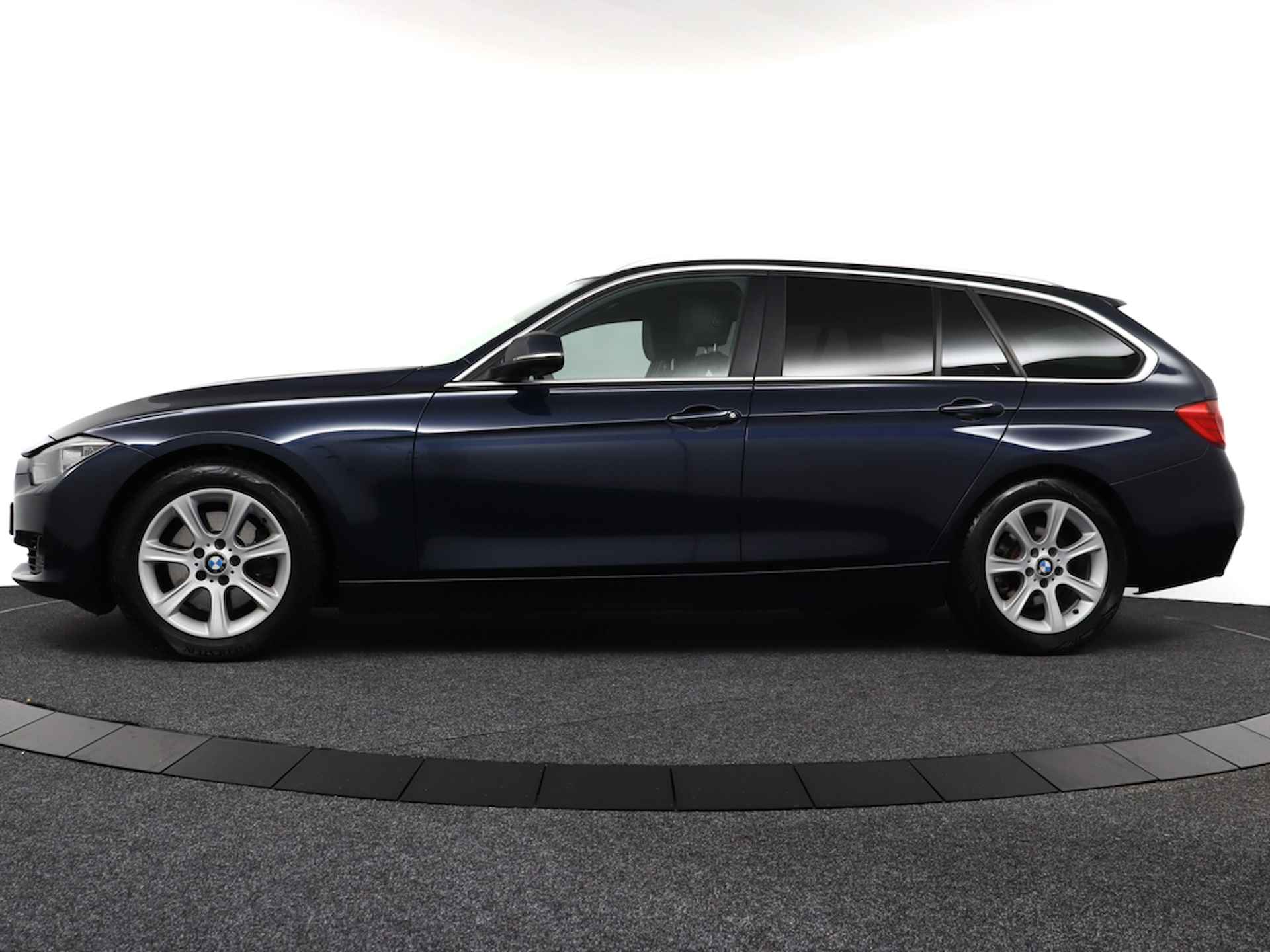 BMW 3 Serie Touring 325d High Executive Luxery Upgrade 218PK, Orig.NL 100% Onderhouden | Navi | Leer | PDC | Xenon | Stoelverwarming - RIJKLAAR - 3/40