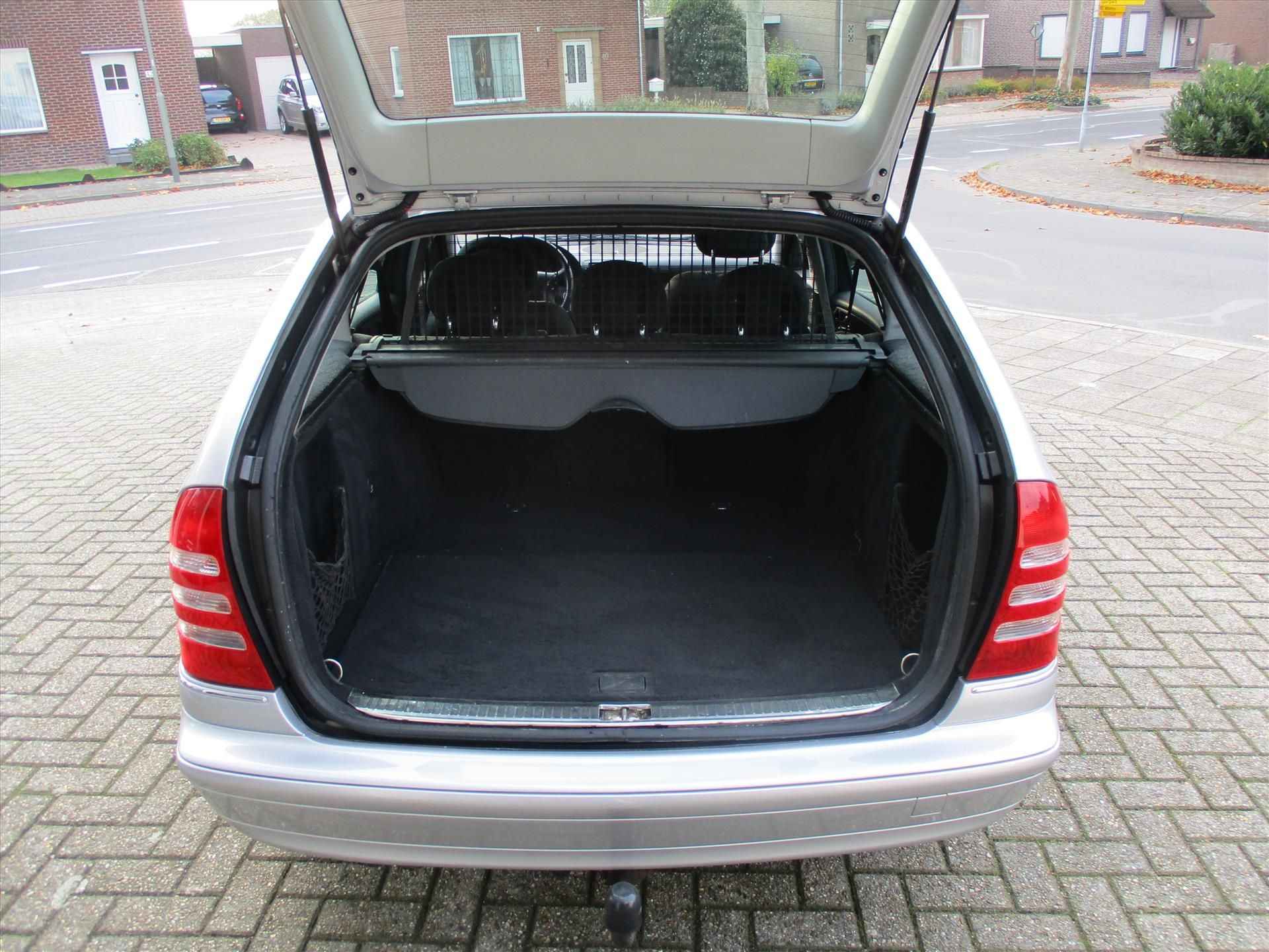 MERCEDES C-Klasse 2.2 CDI C220 COMBI AUT Elegance / YOUNGTIMER - 7/9