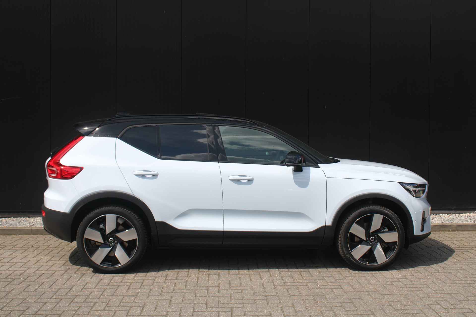 Volvo XC40 Single Motor Extended Range Ultimate 82 kWh | 20" | Pixel LED | Microtech / Nubuck bekleding | Getint glas | Panoramadak | Harma - 3/28