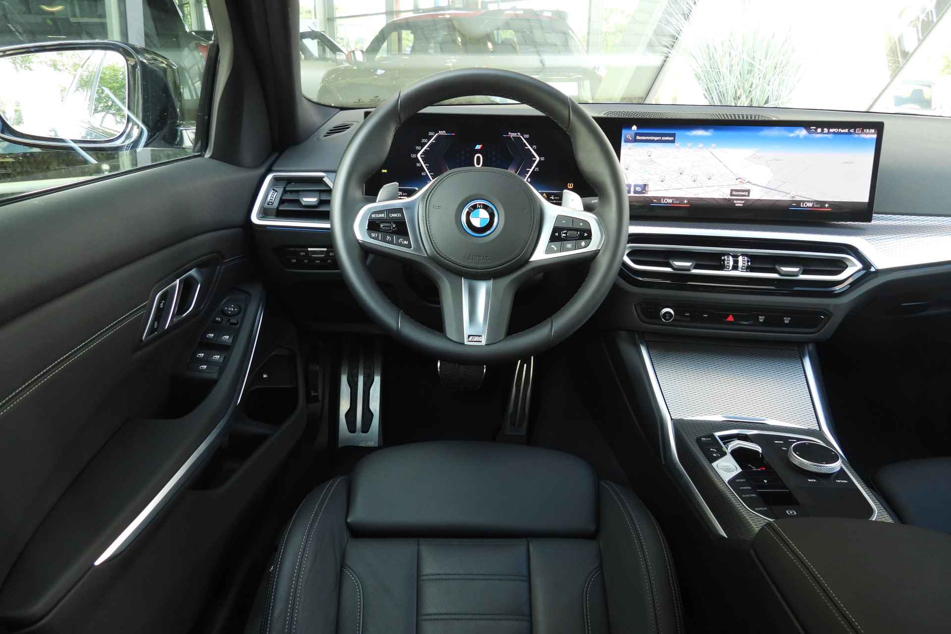 BMW 3-serie 320e High Executive M Sport Automaat / BMW M 50 Jahre uitvoering / Sportstoelen / Leder / Widescreen Display / Getint glas achter / Cruise Control / PDC voor + achter - 4/44