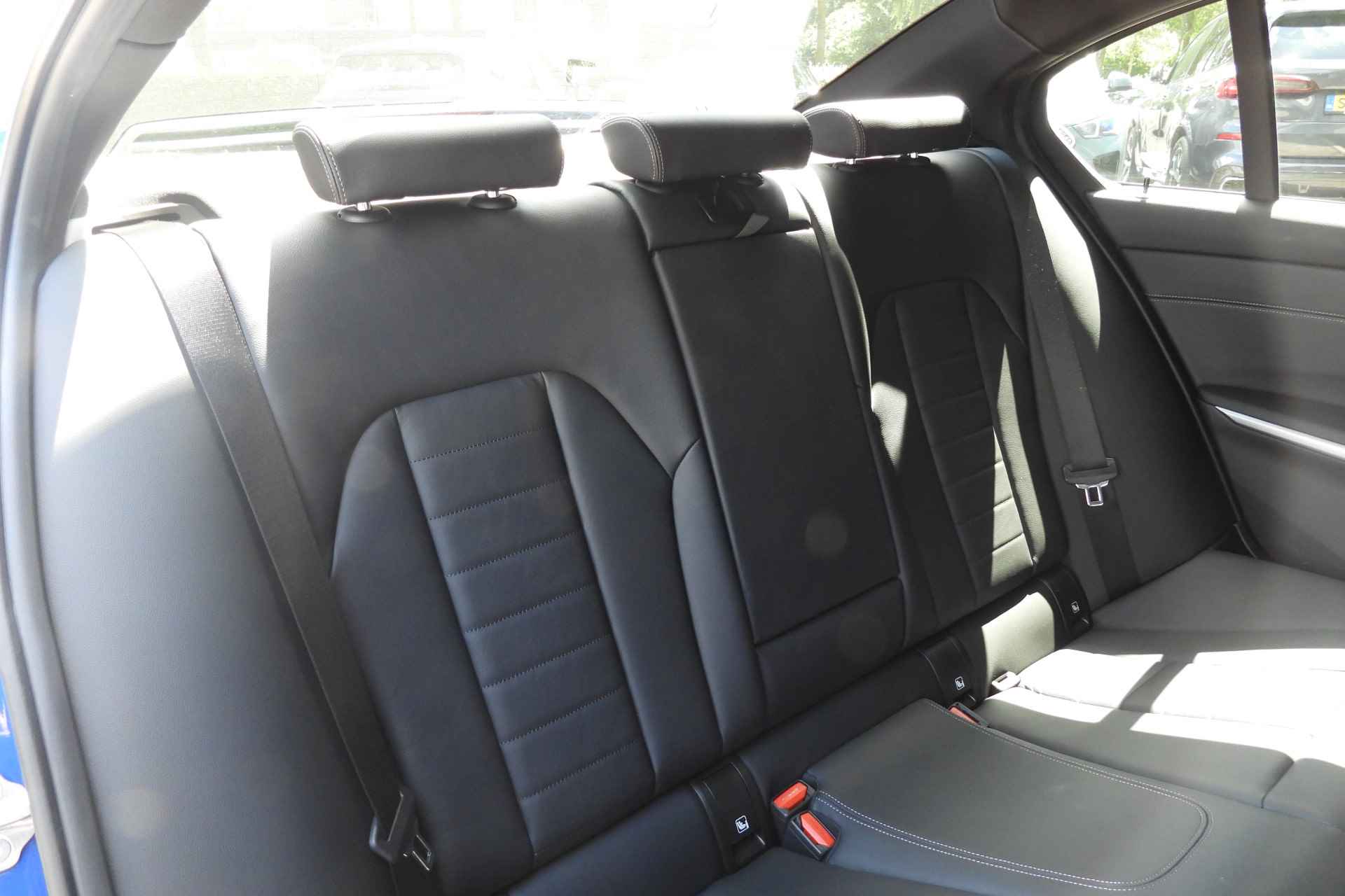 BMW 3-serie 320e High Executive M Sport Automaat / BMW M 50 Jahre uitvoering / Sportstoelen / Leder / Widescreen Display / Getint glas achter / Cruise Control / PDC voor + achter - 26/44