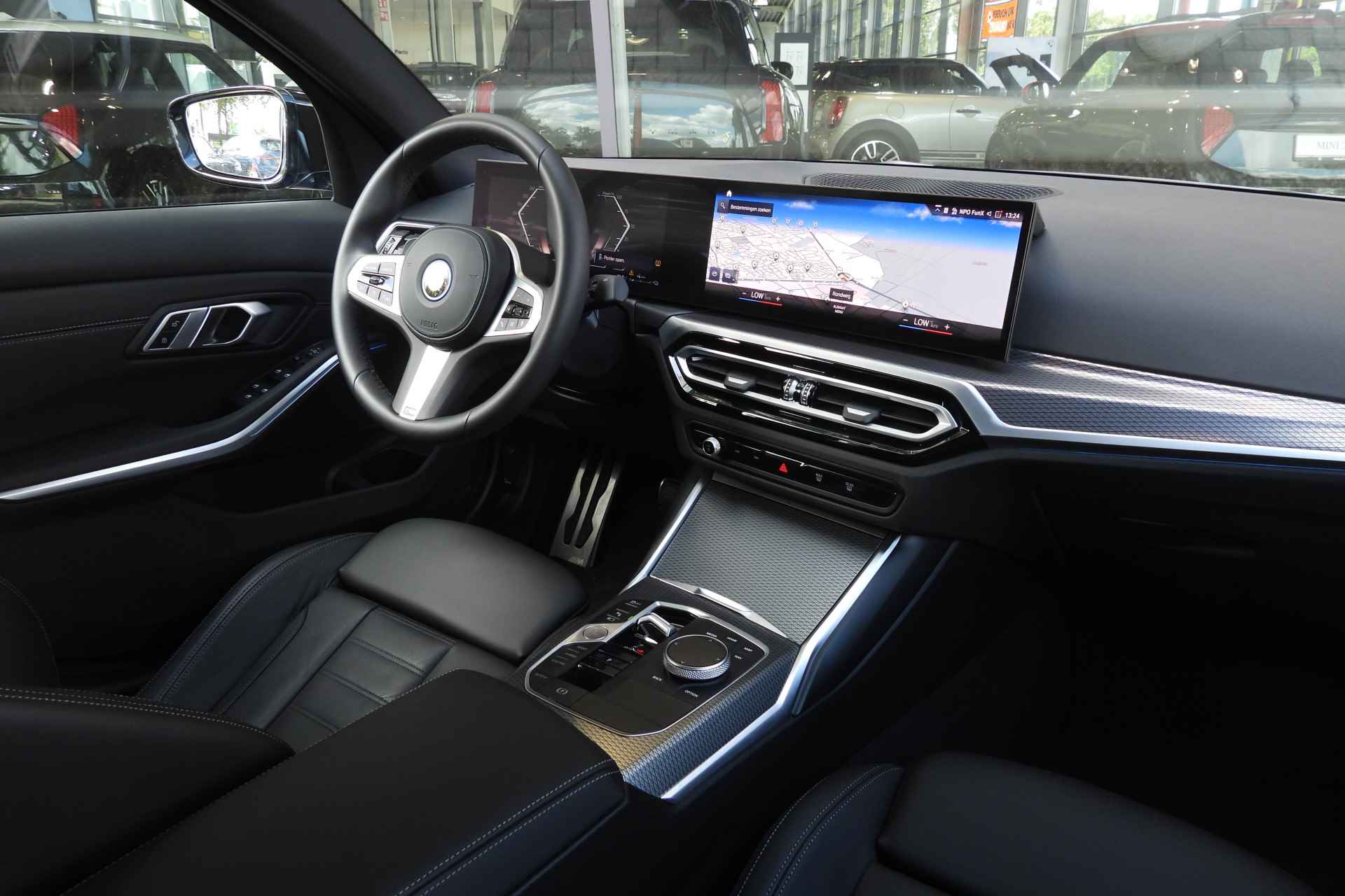 BMW 3-serie 320e High Executive M Sport Automaat / BMW M 50 Jahre uitvoering / Sportstoelen / Leder / Widescreen Display / Getint glas achter / Cruise Control / PDC voor + achter - 29/44