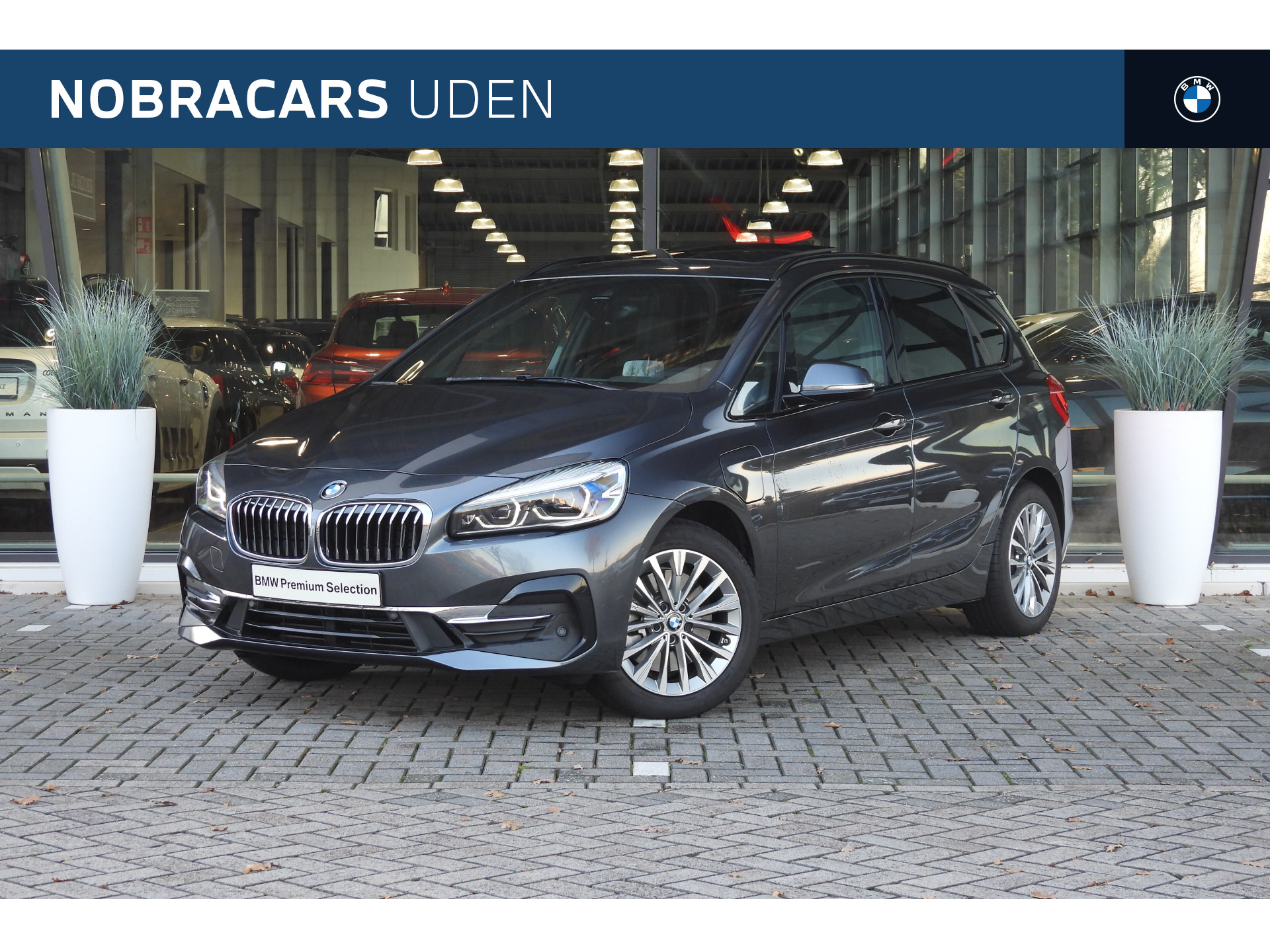 BMW 2 Serie Active Tourer 225xe High Executive Luxury Line Automaat / Panoramadak / Sportstoelen / Stoelverwarming / Achteruitrijcamera / Adaptieve LED / Park Assistant / Head-Up / Harman Kardon