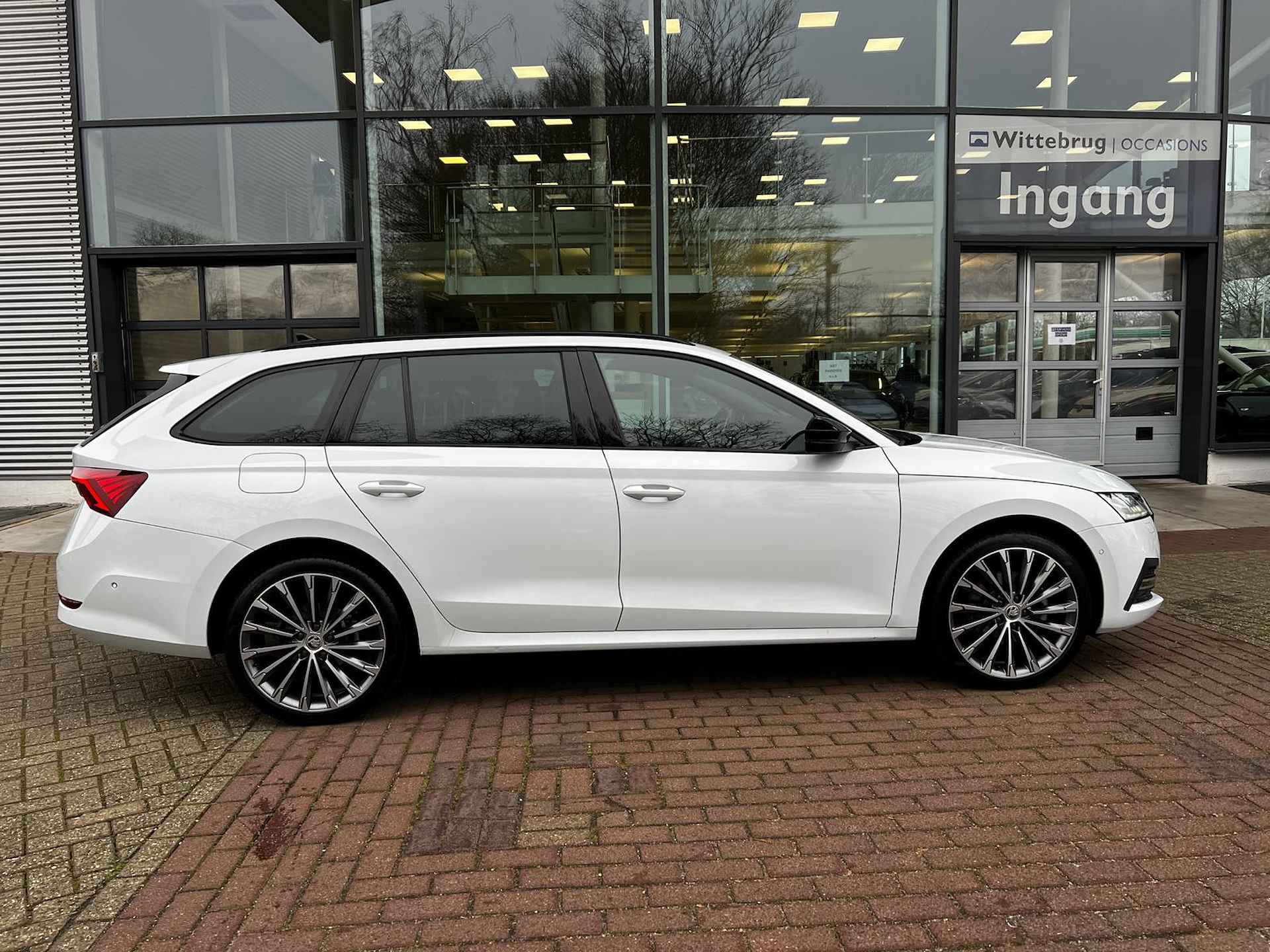 Škoda Octavia Combi 1.4 TSI iV PHEV 204pk DSG Sportline Business / Panoramadak / Head-Up Display / LED Matrix / Stuur & Stoelverwarming / Camera / 19" LMV - 11/33