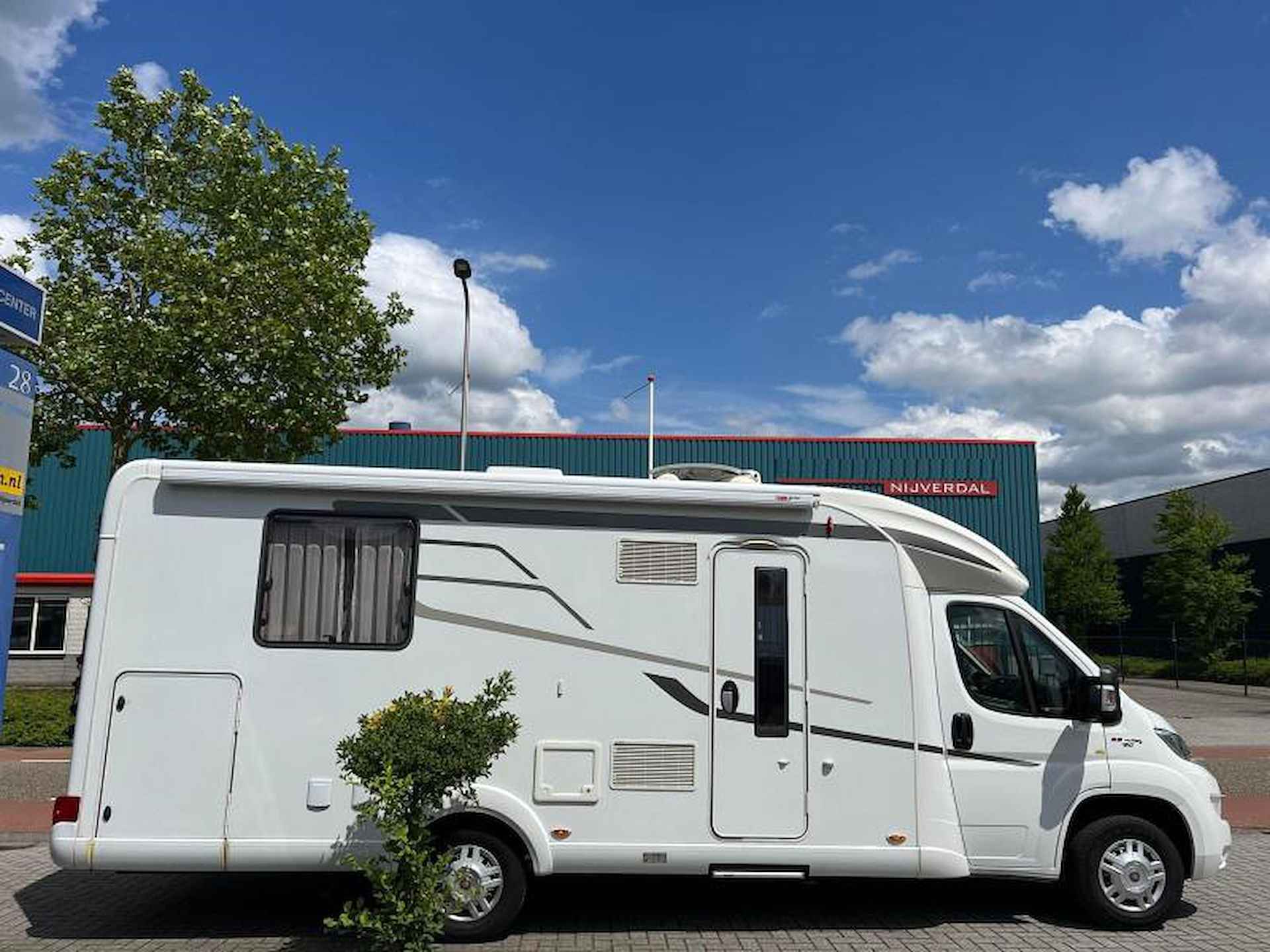 Hymer 698 CL Queensbed & Hefbed - 3/17