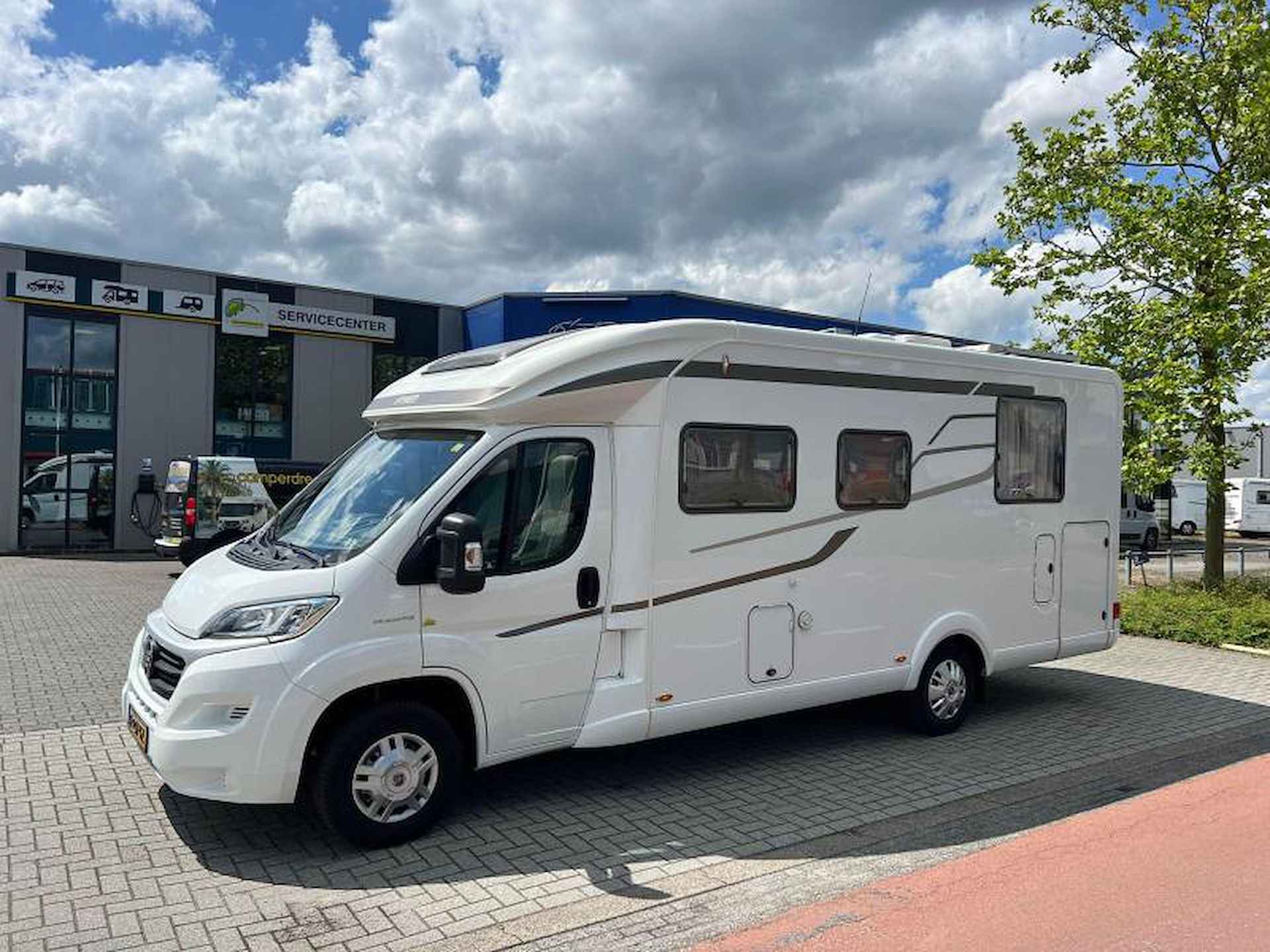 Hymer 698 CL Queensbed & Hefbed - 4/17