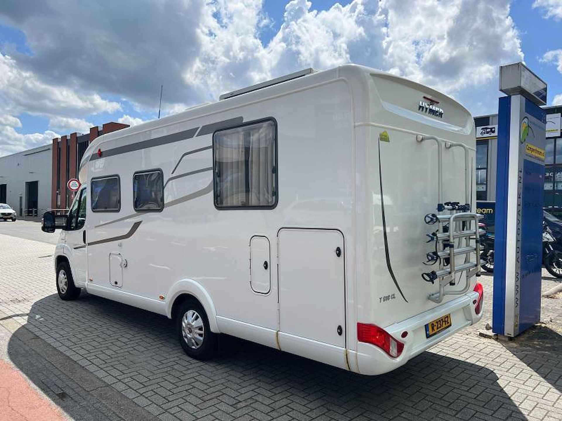 Hymer 698 CL Queensbed & Hefbed - 5/17