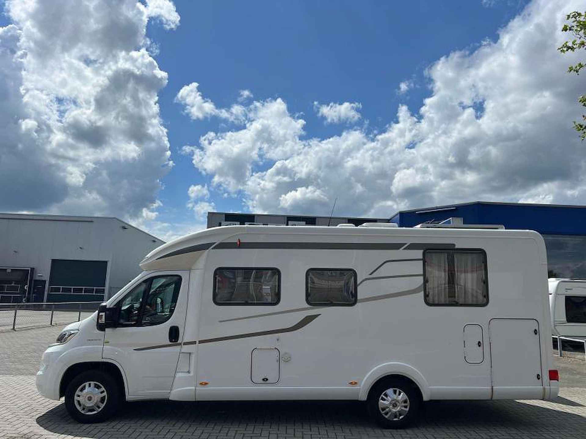 Hymer 698 CL Queensbed & Hefbed - 6/17