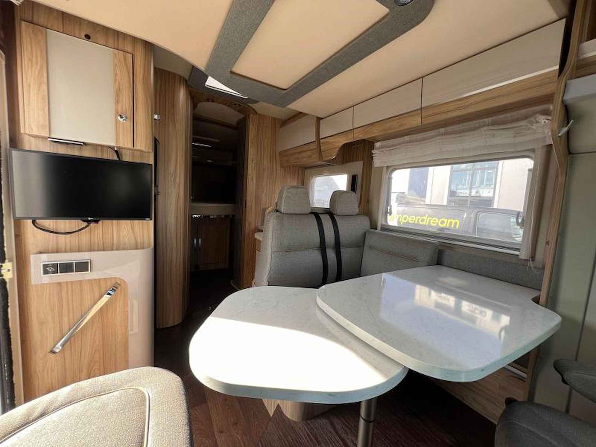 Hymer 698 CL Queensbed & Hefbed - 8/17