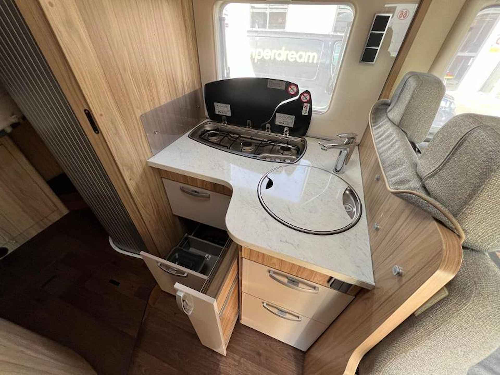 Hymer 698 CL Queensbed & Hefbed - 9/17