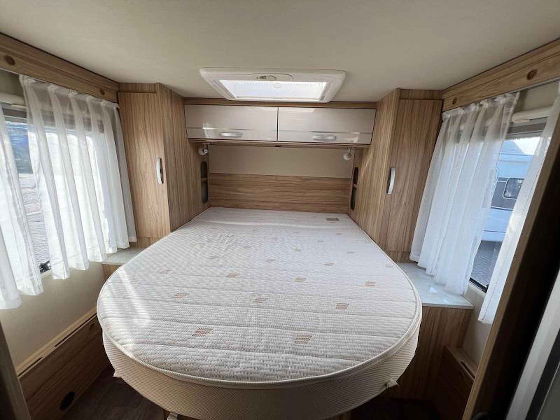 Hymer 698 CL Queensbed & Hefbed - 12/17