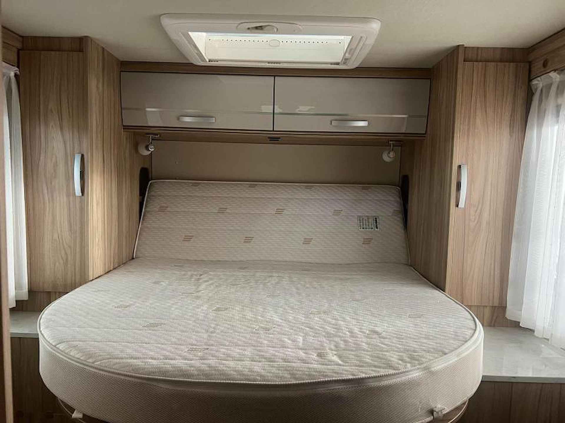 Hymer 698 CL Queensbed & Hefbed - 13/17