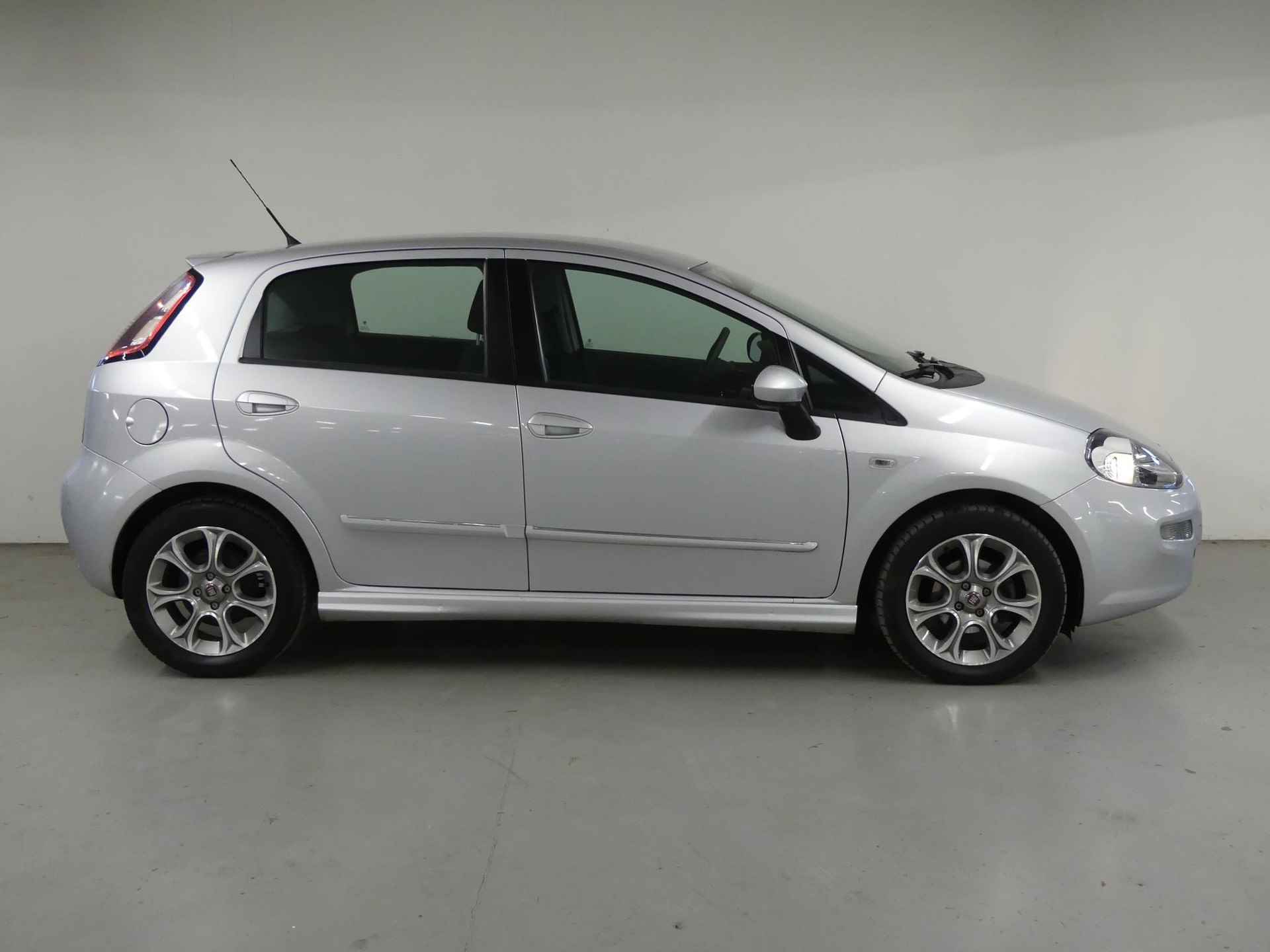 Fiat Punto Evo 0.9 TwinAir Street | Airco | Cruise Control | Lichtmetalen Velgen | Audio | Parkeersensoren | 1e Eigenaar - 19/21